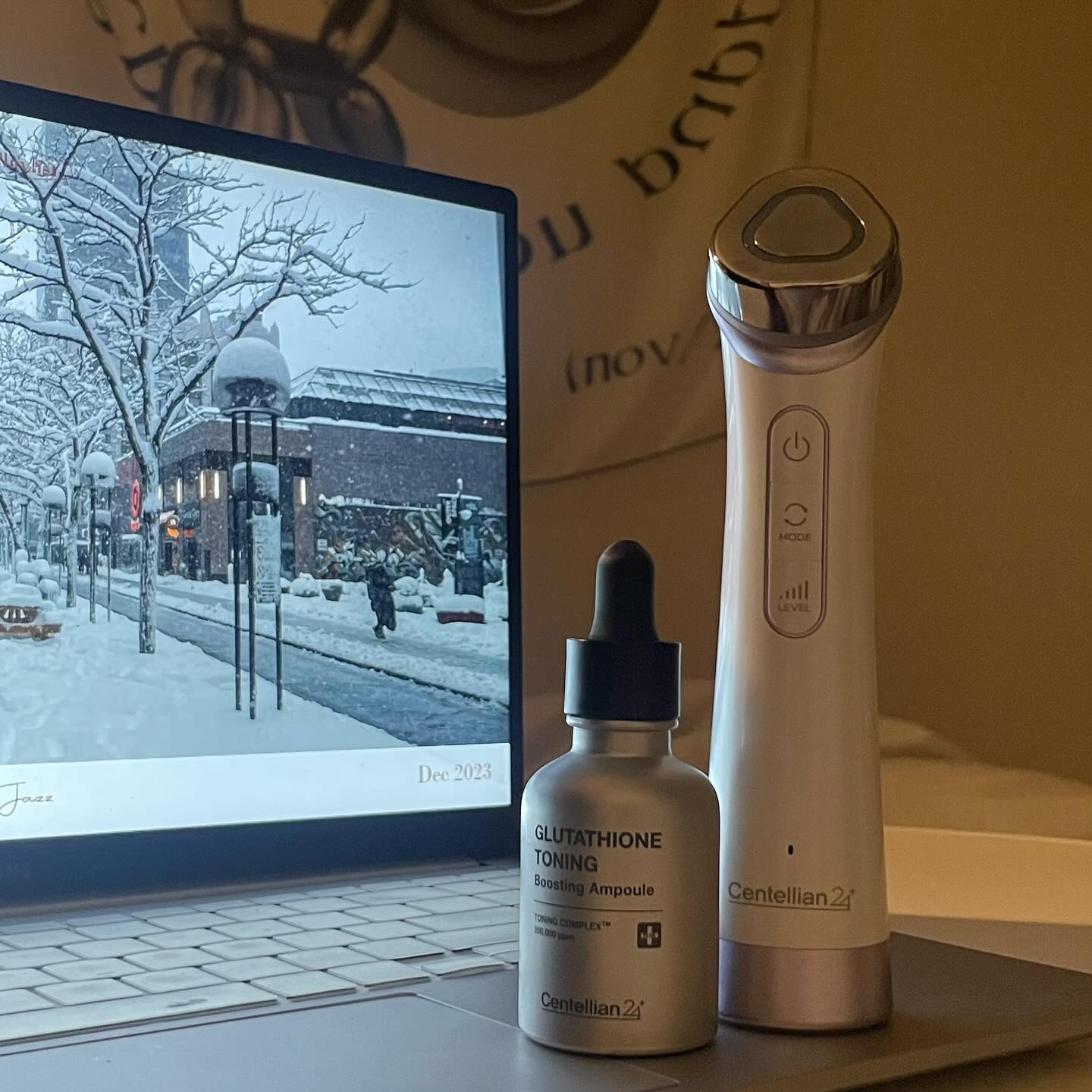 #협찬

요즘 정말 너무너무 건조하고
추워진 날씨에 사무실에선 난방바람
마치고 수영도하고 찬바람쌩쌩
너무 늘어진 모공과 푸석해진 피부로
집에서 관리도 꾸준히 하고있어여

피부관리실에서 받을수 있는 IRE기술을
집에서 홈케어로 받을수 있다니!!
이보영이 모델인 센텔리안24 마데카프레임

센텔리안24 마데카프레임은 브라이트닝모드
흡수모드 탄력모드 3가지 모드를 동시에
케어가 가능한데여 효과나 효능은 10가지가
넘어 다양하게 관리가 되어 좋아요

집에서 편안하게 TV보면서
편리하게 관리할수 있어
너무 좋은것 같아요

#협찬 #마데카프라임 #이보영마데카프라임 #센텔리안24마데카프라임 #뷰티디바이스 #얼굴마사지기기 #얼굴케어 #피부미용기기추천 #피부마사지기 #피부기기 #피부디바이스 #피부홈케어 #홈디바이스 #홈케어피부관리기 #동국제약마데카프라임 #물광피부