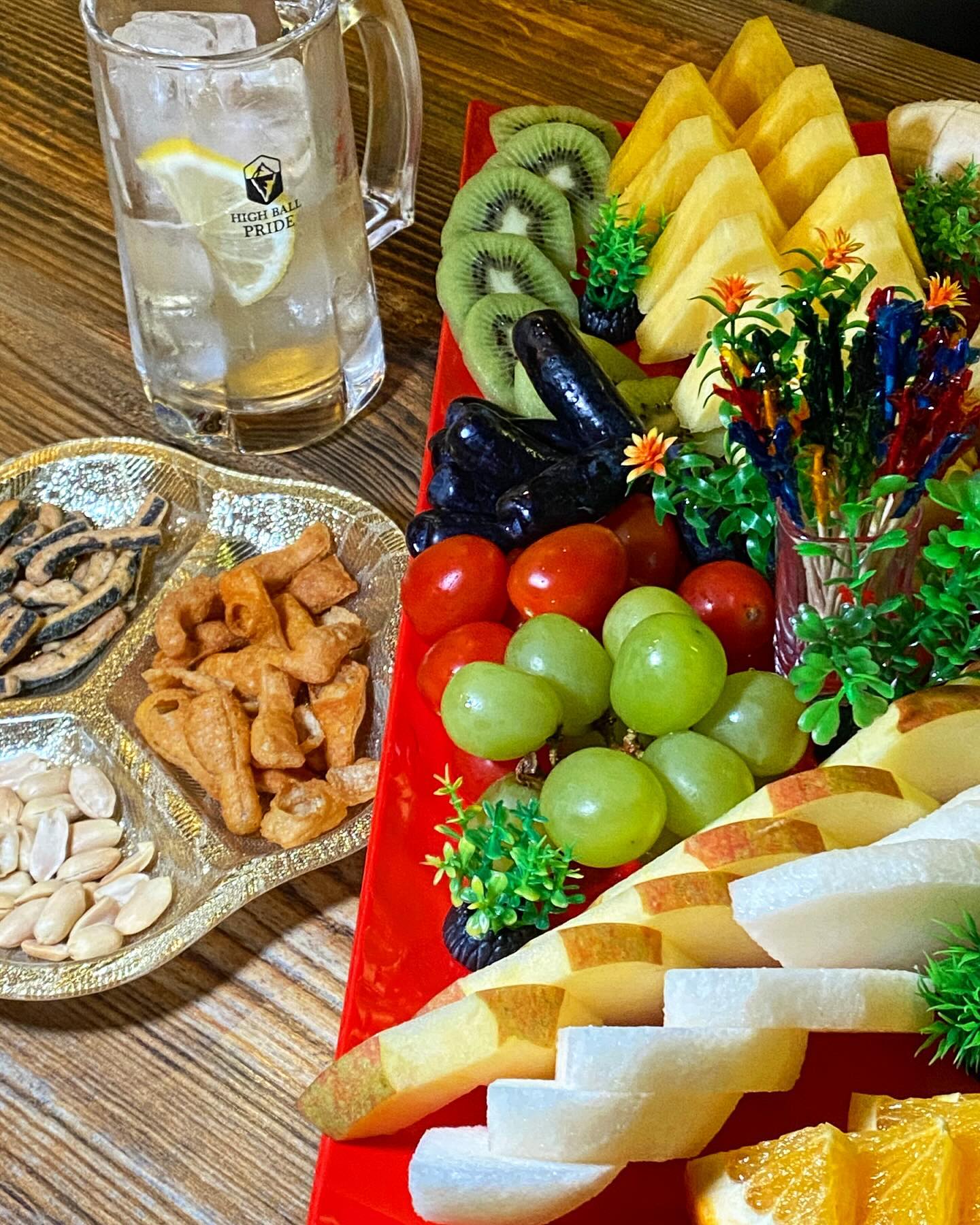 #협찬 
아날로그 냄새 물씬 풍기는 분위기 맛집, 영등포에 위치한 레트로 감성 끝판왕 LP바.

영등포구청역 #마이웨이 

영등포구청역 로데오 거기 사이 2층에 위치한 LP바 마이웨이.
DJ분이 직접 음악도 골라서 틀어주시고, 신청곡도 적어서 낼 수 있다.

감성 장난 없는 LP판이 벽장에 약 5만장이 꽂혀있다고 하고,
틀어주시는 노래도 음질이 짱짱해서 노래를 편식하지 않고 좋아하는 사람들은 귀와 입이 모두 즐거울 수 있는 특색 있는 LP바가 될 것 같다.

기본 안주도 닭다리(과자)와 땅콩, 그리고 김붙어있는 살짝 길쭉한 그 추억의 과자까지 리필해서 두 번 싹싹 비웠다.

메뉴는 모듬 과일로 주문해 봤는데,
어떻게 이렇게 달달한 과일만 골라서 갖다 놓으셨나 궁금할 정도로 만족스러웠다.

LP바는 처음 방문해 봐서 초반엔 조금 낯설었는데
DJ 분이 방문한 손님들 연령대에 맞춰 노래를 틀어주시면서
아는 노래, 좋아했다가 까먹었던 노래들을 좋은 스피커로 틀어주셔서
완전 신나게 즐길 수 있었다.

노래 좋아하는 친구들 만날 때 또 와야지.

📍과일 스페셜 안주 38,000원 / 제임슨 하이볼 12,000원
📍서울 영등포구 당산로32길 13 2층, 지성빌딩
📍매일 11:00-24:00
📍02-2676-7090

#식사숙녀_영등포 #식사숙녀_영등포구청역 

#영등포구청맛집 #당산동맛집 #영등포구청술집 #영등포마이웨이 #영등포lp바 #영등포구청LP바 #당산동LP바 #가보자체험단