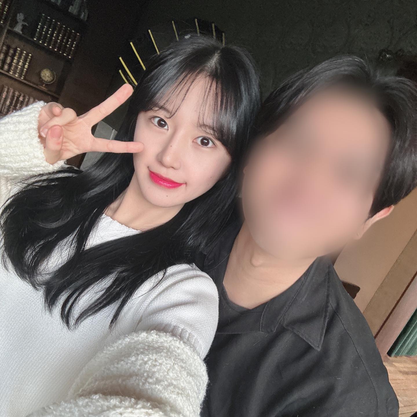 오랜만에 일상!💗

저는 요즘 일도 열심히 하지만 쉬기도 잘 쉬면서 보내고 있어요. 물론 연말이라 헤이해지는 것도 있지만.. 지금 아니면 또 언제 이 여유를 즐길 수 있을까 싶어서요. 연말에 해외여행도 꼭 다녀오려고요!

참, 며칠 전에 생일을 맞아서 이제 정말.. 만으로 22세가 됐습니다.🤭 20대의 옌마드는 앞으로 어떤 방향성을 가지고 나아갈지 고민이 많은 요즘이에요. 연말 되면 다들 이런거쥬?ㅎㅎ 다들 어떤 고민을 가지고 계신지도 궁금하구 그릏네요.

여러분 날이 정말 확 추워졌는데요. 저는 감기기운이 있는지 어제부터 자꾸 콧물이 찔끔찔끔 나와요 흑💦 다들 따뜻하게 입고 다니시고 감기 조심하세요! 🥹

p.s 저는 요즘 제게 있어서 가장 소중한 ‘안정감‘을 되찾아서 하루하루 행복하게 지내고 있어요. 여러분들도 이너피스와 함께 돌아오는 한주도 따뜻하게 보내길 바라며.. 굿밤✨🌝💗

귀여운 고앵이들 사진도 보고 가요!!!