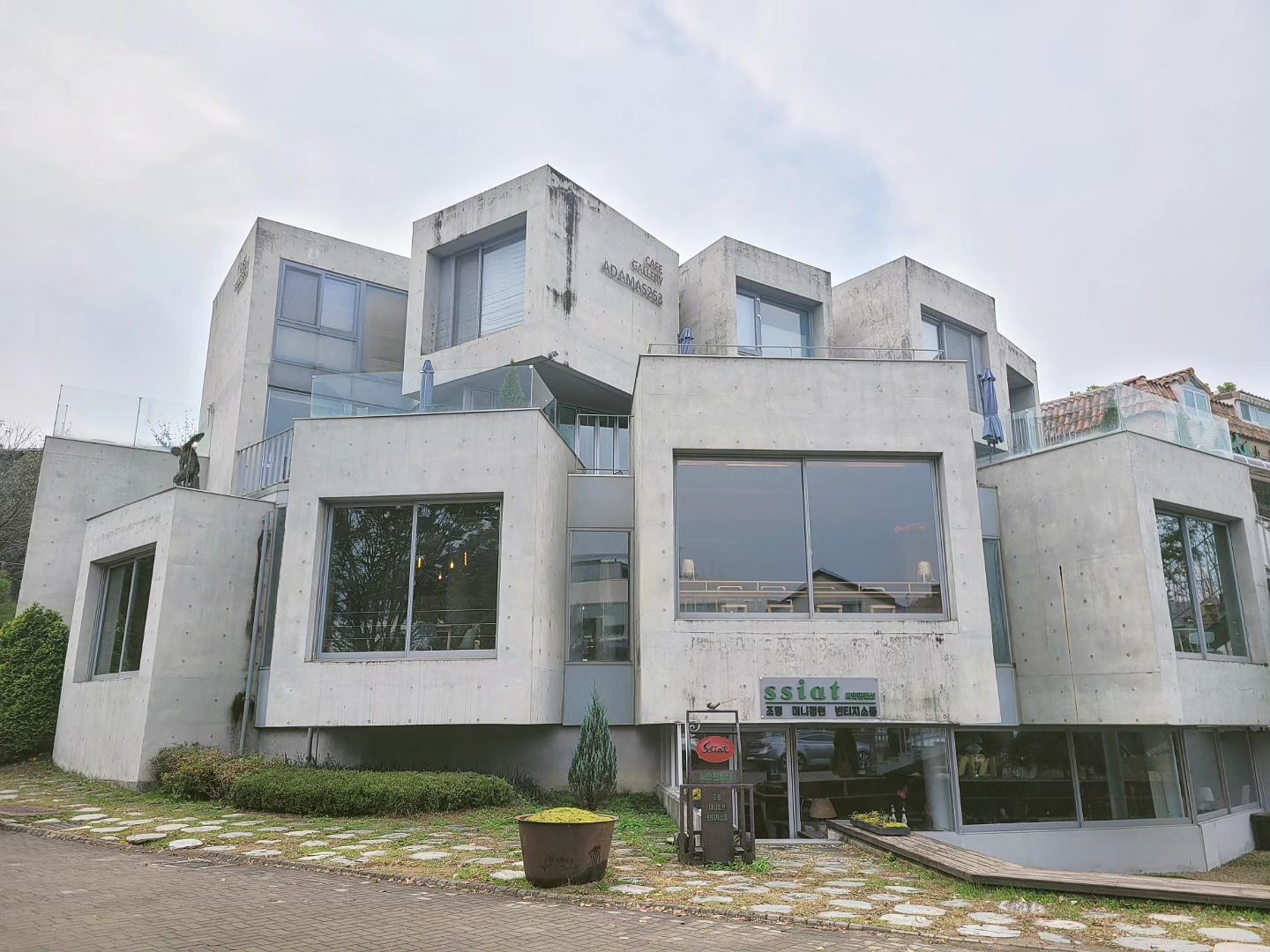 헤이리 최애 식당 #아다마스253
신혼때부터 방문한 식당인데 늘 한결같은 곳🤎
보니까 또 먹고싶다🎈

-
-
-
-
-
-

#헤이리맛집 #헤이리 #헤이리파스타 #헤이리피자 #헤이리양식 #헤이리스테이크 #파주맛집 #파주레스토랑 #파주양식 #헤이리레스토랑