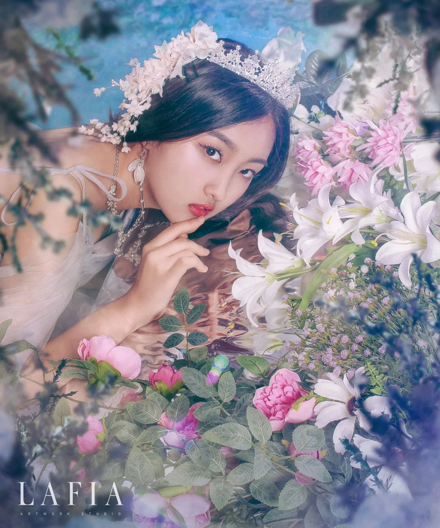 당신은 누구신데
이토록 아름다운 거죠?

영애 나르시는 호수에 비친
자신을 보며 홀린 듯
빠져들었다.

lafia_official 
lafiore_fiore_
#나르시스트 #라피아

+
예쁜 촬영 도와주신
라피아 하린 메이커님
라피오레 유니 스타일리스트님 감사합니다