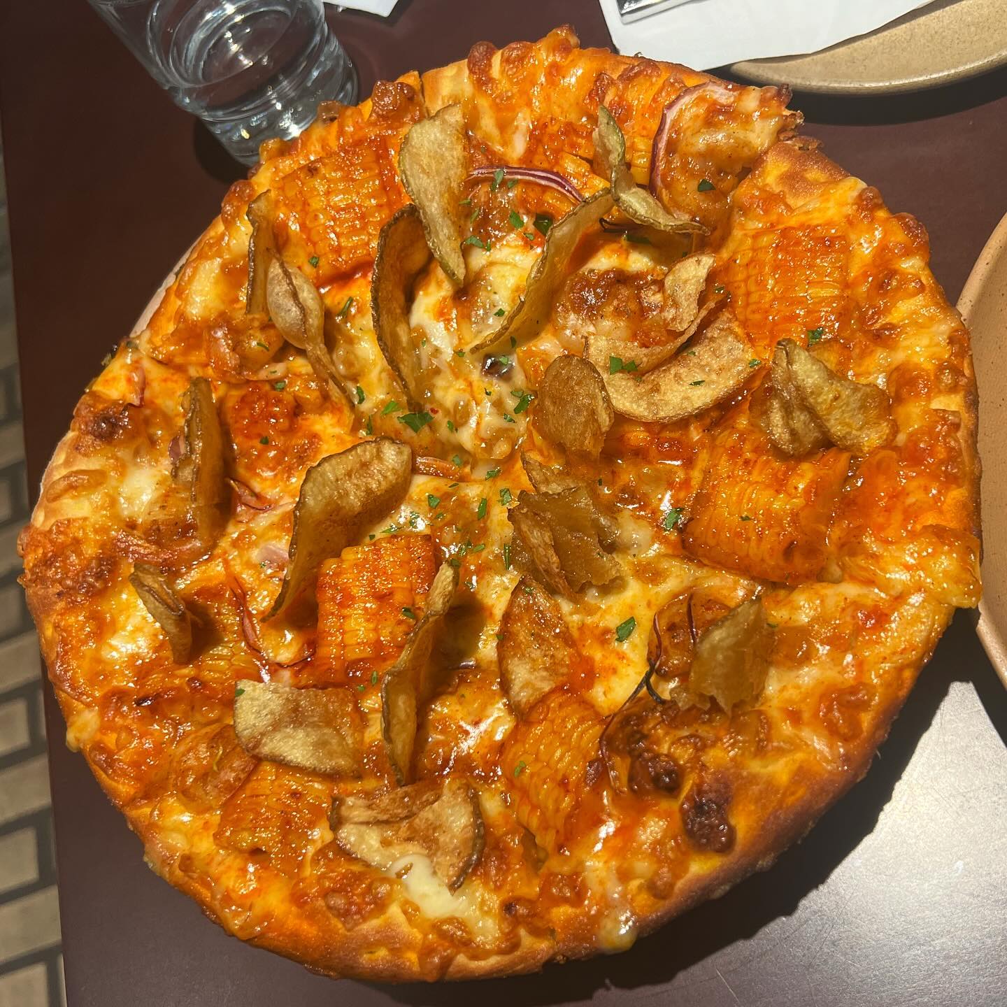 #메종파이프그라운드 
벚꽃구경하러 서울숲 갔다가 저장해둔 맛집 방문! 맛있다고 소문난 메뉴들로 주문해서 먹어보았다🐷

🍽️M.P.G 옥수수피자 
시그니처피자✨ 고민없이 주문했는데 정말 찐맛탱! 옥수수와 감자칩이 씹히는데 매콤은 아닌데 짭쪼름하니 맛있대! 도우까지 양념이 묻어있어 도우 잘 안먹는 내가 도우까지 다 먹었다! 이곳 오면 옥수수피자는 필수입니다!!

🍽️후무스와 메밀 유부초밥
우리가 아는 유 유부초밥 아니다! 밥대신 메밀면이 가득한 메밀 유부초밥! 그 위에는 아보카도와 계란 후무스가 올라가있다. 피자의 자극적인 맛을 유부초밥이 잡아주는 느낌이다. 메밀면으 유부와도 잘어울려서 같이 먹으니 맛있다. 후무스도 자극적이지 않아서 뭔가 입가심 느낌으로 먹기 좋은 메뉴!

🍽️가지 라자냐
보통 접하는 밀가루로 만들어진 라자냐가 아닌 가지를 겹겹이 쌓아올린 라자냐! 그래서 뭔가 힘이없는 느낌인데 소스랑 잘어울려 가지 잘 못먹는 사람도 도전해 볼 맛이다. 앞에 두 메뉴가 잘어울려서 가지라자냐에 손이 덜갔지만 그래도 추천메뉴답게 맛있다!

서울숲 디타워 지하1층에 있는데 주차 2시간 무료라 차가지고 가기에도 너무 좋았다. 먹고 서울숲에서 꽃구경하며 소화시키는 코스로 딱이었다! 서울숲 갈때는 차를 서울숲 주차장 이용하는게 더 저렴해요! 
피크타임에 가서 메뉴 나오는데 시간이 걸렸지만, 맛있어서 추천하고 싶은 곳이에요! 옥수수피자는 남녀노소 좋아할만한 맛이니 오신다면 꼭 드셔보세요! 캐치테이블로 예약 가능하니 참고하세요!

#맛스타그램 #먹스타그램 #푸드스타그램 #맛집 #맛집추천
#부부스타그램 #럽스타그램 #데이트맛집
#옥수수피자 #유부초밥 #가지라자냐 #라자냐 #피자 #pizza #cornpizza 
#서울숲 #성동구맛집 #피자맛집 #성수동핫플레이스 #성수동핫플 #성수동데이트 #성수동맛집 #성수동 
#재미잇 #잼잇 #재미부부

#일상 jmt #food #daily