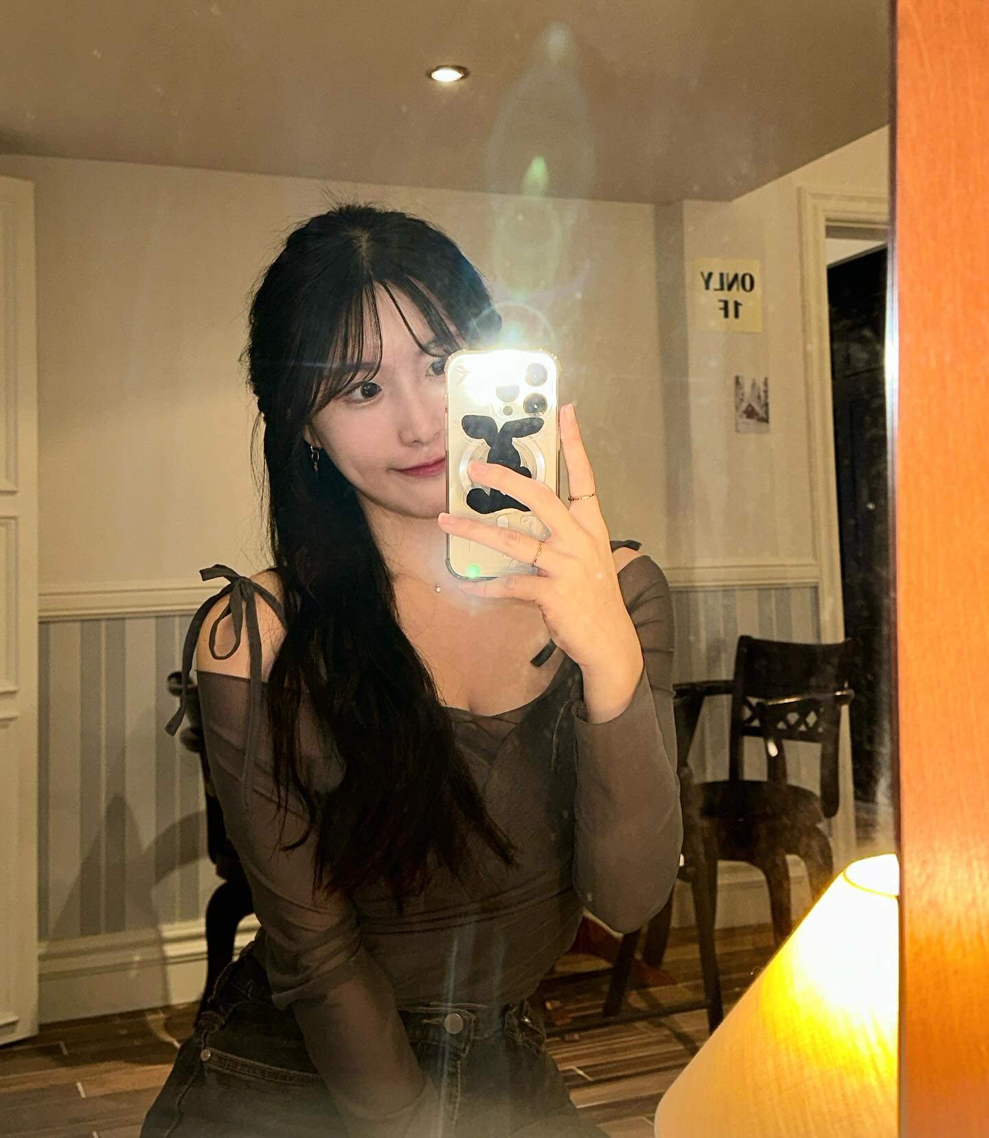 #협찬 왕귀여운 케이스랑 그립톡🖤
맥세이프 자력 2배라서 떨어질 걱정이 없어욤 ( ⸍ɞ̴̶̷ ·̫ ɞ̴̶̷⸌ )♡ 

168cm.kr #168cm케이스
#폰케이스브랜드추천 #아이폰케이스
#맥세이프 #맥세이프케이스 #패션