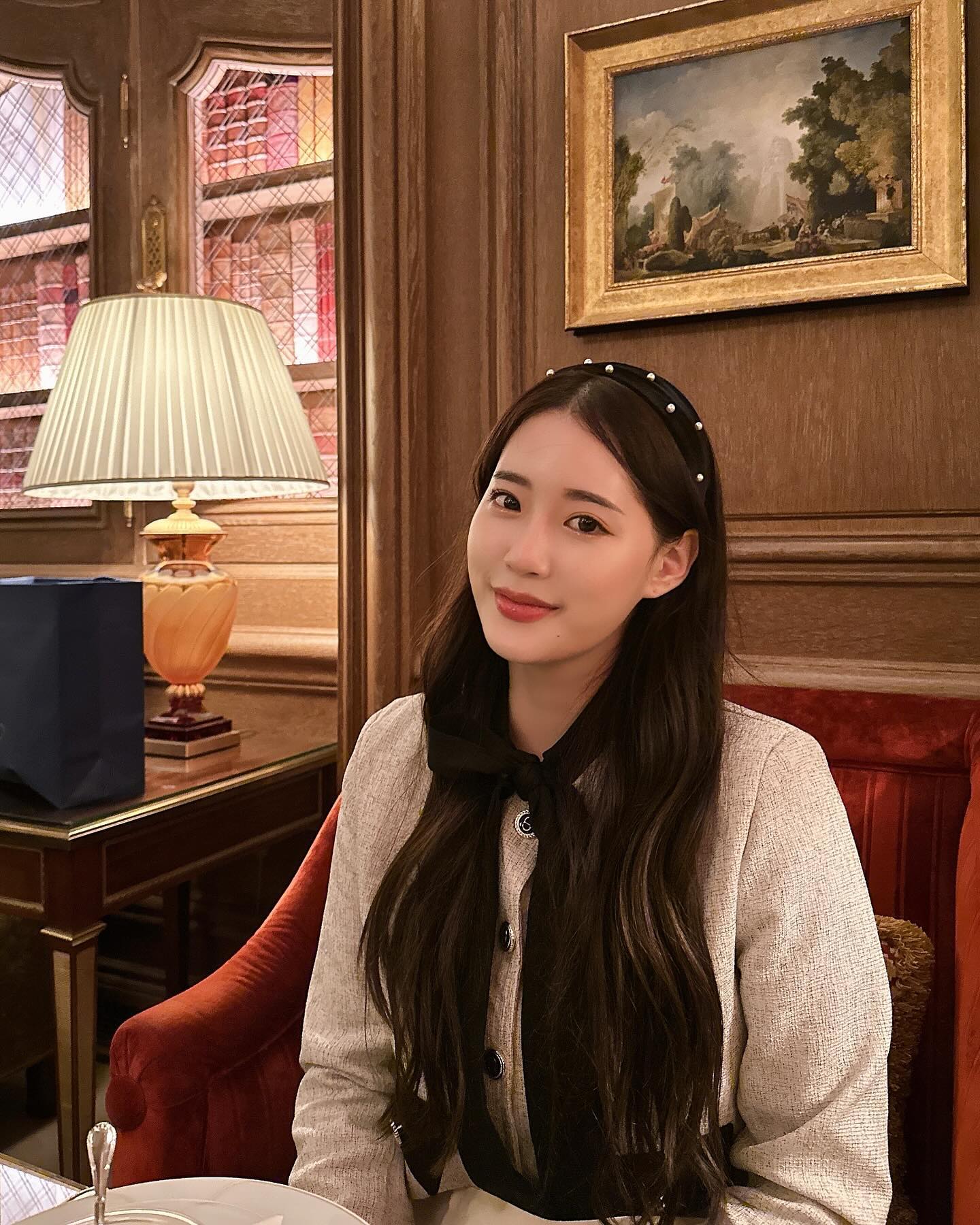 올만에 피드 올렸으니 신행 사진 또 올리구 자야딧 ㅎ.ㅎ 아직 못 쓴 꿀팁들이 너무너무 많은데,,,😭

이날 건희가 샤넬도 같이 가주고, 리츠 파리 호텔도 같이 가주고,,❣️
애프터눈 티 먹고 마시는데 디저트 하나하나마다 맛 평가함ㅋㅋㅋㅋㅋㅋㅋㅋㅋㅋㅋㅋㅋㅋㅋㅋ 절대미각인줄 ㅠㅠ

무튼 완전 헤워니데이였다 호호🫶🏻 거니최고🫢

#거니워니웨딩 #유럽여행 #파리여행 #파리 #리츠파리 #샤넬 #chanel #ritzparis #honeymoon #europe #paris #wedding