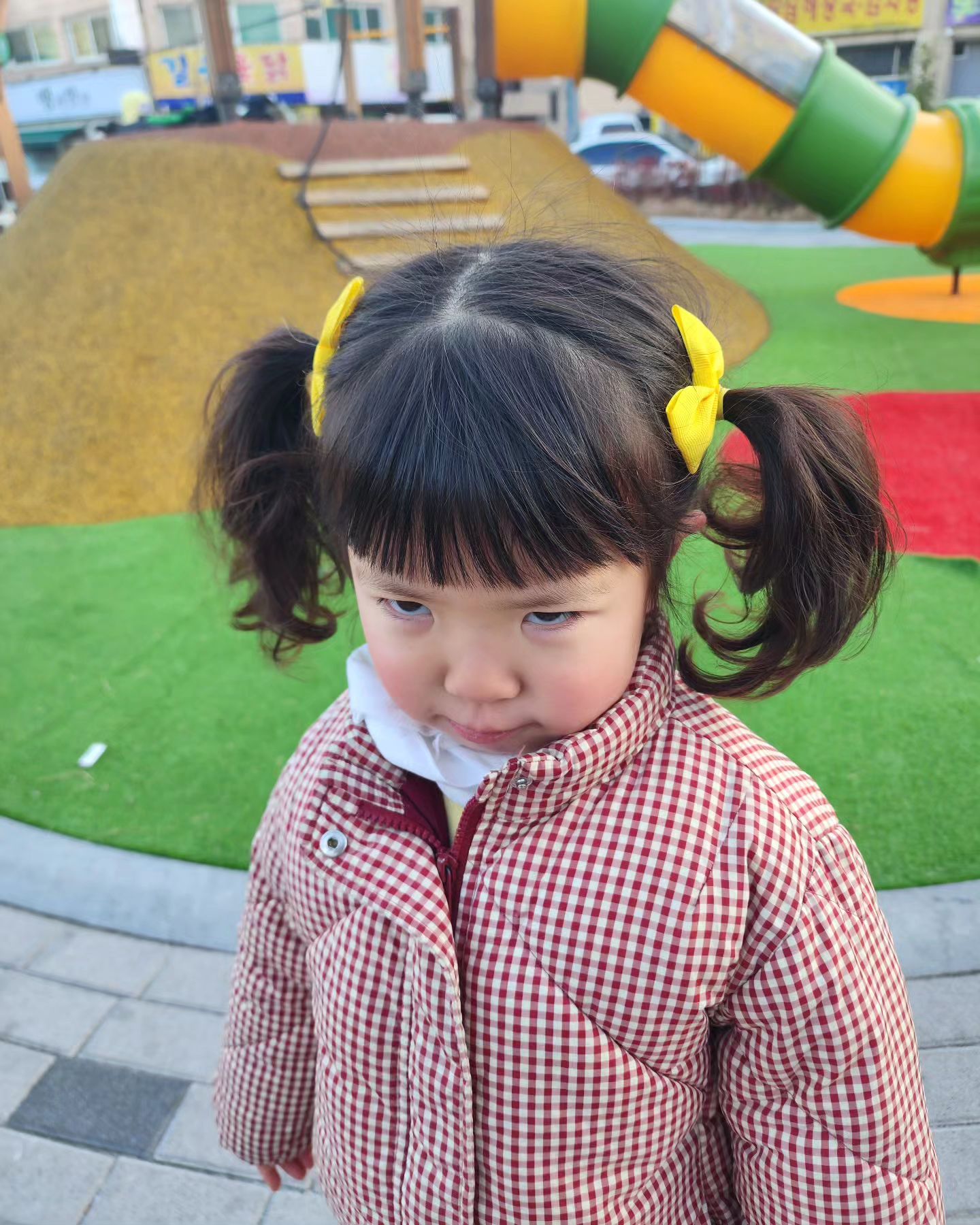 퇴근하자마자 놀이터를 갔었는데..

잡기 놀이 안해준다고 삐진 둘찌..

한타임 잡아줫었는데 잠깐만 쉬자니까 5초도 안되서 다쉬었으니까 일어나자고....

더 쉬고 싶다니까 왜 그런 표정을...

나 이렇게 열심히 잡기놀이해주는데..

왜 살은 안빠지는거죠?

# 육아는 노동인가
# 운동이 될순 없는건가...
# 엄마 다이어트 프로젝트
# 엄마랑 등산할래..?

#육아 #육아일상 #육아노동 #워킹맘 #직장맘 #대구맘 #남매맘 #둘찌는사랑