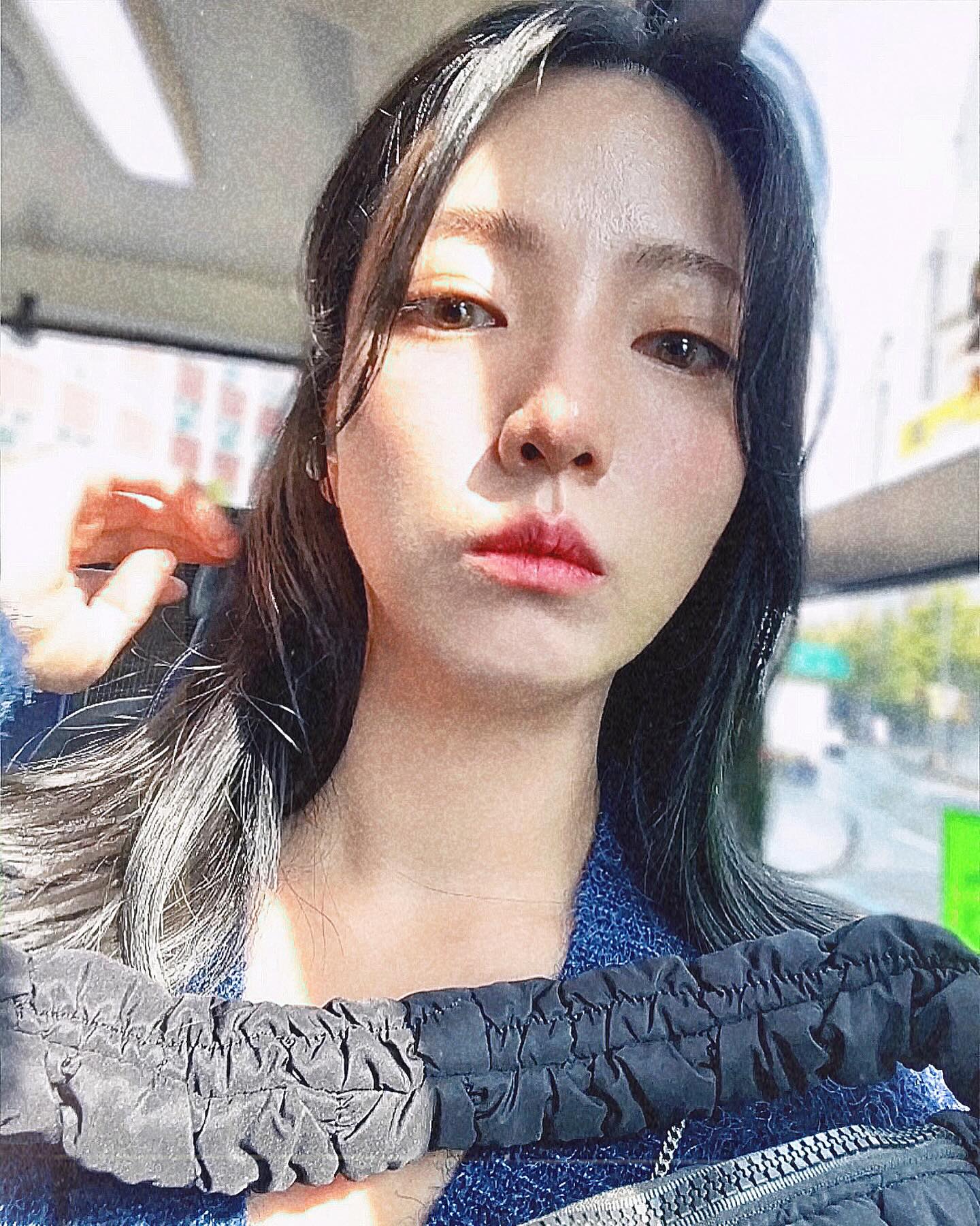 렌즈 리뷰 영상 편집하고 있어요.
이 셀피에서 착용한 렌즈는 그레이 색상이에요~
자연광이나 조명 아래에선 의외로 
내츄럴한 동공처럼 연출되어 훨씬 예쁜 렌즈같아요. 🌝🖤

#렌시스 #렌즈추천
#selfiefilter 
#filmhwa #filmhwa_selfie2