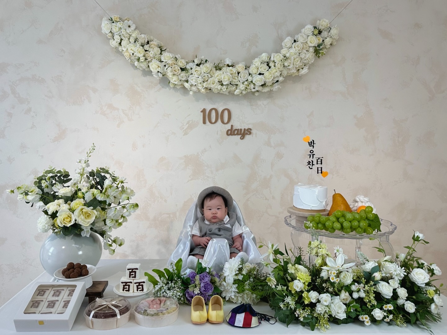 우리 찬이 벌써 #백일 
언제크나 싶었는데 벌써 다컸네🥹
엄마아빠한테 와줘서 백일까지 잘 커줘서 고마워💗

#백일 #백일상 #육아 #육아스타그램 #육아일기 #백일아기 #백일사진 #용띠 #용띠아기 #사랑해 #고마워 #행복