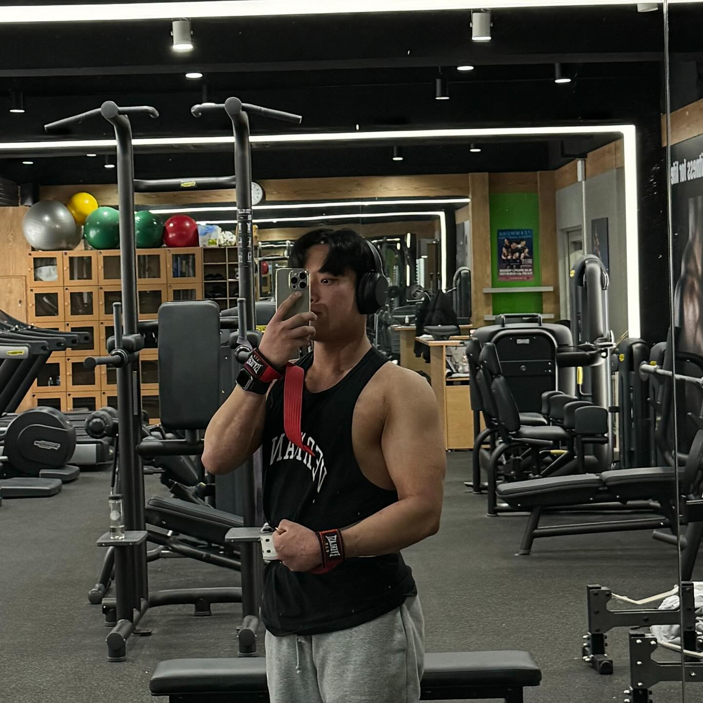 오늘은 하체랑 등 팔 조금 했습니다💥👍🏻

스쿼트은 컨디션에 따라 중량 차이가 심한 거 같아요 
오늘은 스쿼트 140까지만 하고 데드는 160 정도까지만 쳤습니다
하체할 때 컨디션이 좋아야 하는데 오늘은 조금 아쉽네요☃️

눈이 와서 그런가🙄

오늘도 다들 고생하셨어요!!

팔 언제쯤 커질까..? 

2024년 몸 한번 제대로 만들어서 바디프로필 한번 더 찍어야지