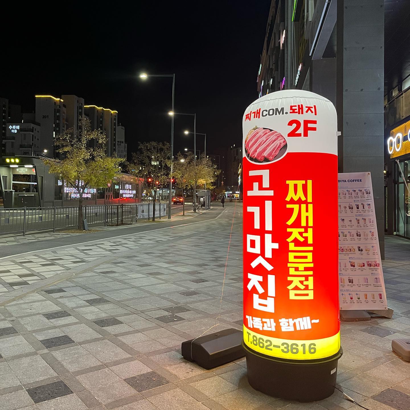 #체험단리뷰
집 앞에 맛있는 #세종반곡동고기집 오픈 #찌개com돼지 🐷
세종 한누리대로 1820 (반곡동 862)
월 ~ 토 10:30 - 22:30
브레이크 타임 15:30 -16:30

주문 메뉴 🥩
• 강한 화력에 쉽사리 타지 않고 부드러운 식감이 좋은 두툼한 두께의 목살
• 구웠을 때 촉촉한 육즙과 고소한 풍미가 인상적인 신선한 #반곡동삼겹살
• 진하게 뽑아낸 육수와 고기 고명이 정말 너무할 정도로 맛있는 너무너무국수

어차피 인생은 고기서 고기! #반곡동점심메뉴 #반곡동회식장소 는 #세종반곡동맛집 찌개 com. 돼지 ‼️