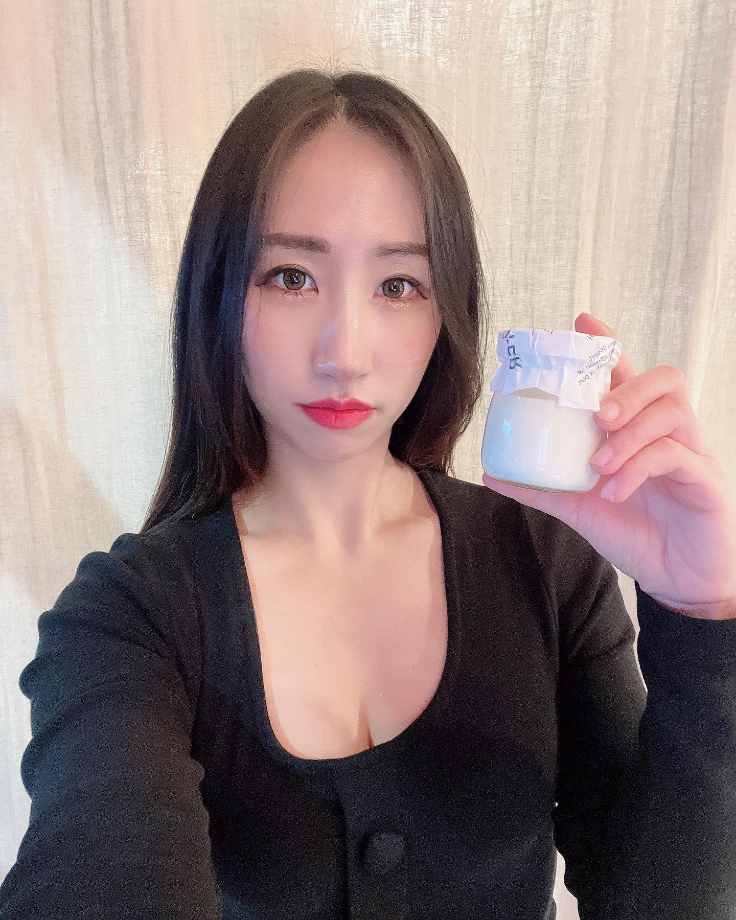 사직동 구떼구떼🍮

1월 5일 오픈 1달된 사직역근처 판나코타 푸딩 맛집

판나코타란 🇯🇵일본식 커스터드 푸딩이아닌
🇮🇹이탈리안식 크림 푸딩이라고 합니다

우유베이스푸딩과
바닐라베이스푸딩이있고

제가 갔을땐 10종류 였는데
그중 🍊한라봉 🍫발로나초콜릿 🍓딸기를 포장하고

바닐라이스파한과
밀크살구를 앉아서 먹었는데
너무 맛있었어요!

🥛밀크와 바닐라중 엄청 고민했는데 서비스로 하나 챙겨주셔서 너무 감사했습니다🙏🏻

어머니선물로 드렸는데 드셔본 푸딩중 가장 맛있다고 하셨어요 

품절되서 못먹어본 수제 🍪사브레도 4가지맛 모두 궁금해요
매일 아침 굽고 다음날이면 폐기한다고하네요 포장용기가 👰‍♀️💍🤵‍♀️답례품으로도 좋을듯해요

나머지 카라멜바닐라와 🍍파인애플바닐라 얼그레이라즈베리도 먹어보고싶어요 다음에 또 들릴것같아요
☕️커피🥃위스키맛도 있지만 커피와 술 모두 싫어해서😊그건 다른 분 드리기 좋겠네요

리사이클링 보틀이라 환경에도 도움되고 반납시 200원을 돌려주신대요^^

포장 용기도 너무 예쁘고 🎁선물용으로도 좋을 것 같아요 제가 간 날은 연휴 기간이라 설선물하시는 분들이 많아서 사장님께서 특별히 포장비용을 안받으셨어요❤️

✅네이버 영수증 리뷰시 5%할인

⏰매일 오전11시-오후8시

📍 동래구 석사로18번길 15
(사직동 74-45 1층)

#동래 #구떼구떼 #동래구#사직동 #사직맛집 #부산카페 #부산디저트 #부산디저트카페 #부산푸딩 #부산가오픈카페 #부산신상카페 #사직동카페 #부산카페추천 #동래카페 #서면카페 #동래맛집 #연산동카페 #사직동맛집 #부산교대카페 #부산맛집 #덕천카페 #구포카페 #사직동브런치 #동래브런치 #사직카페 #서면디저트 #동래핫플 #전포디저트 #푸딩 #푸딩맛집
