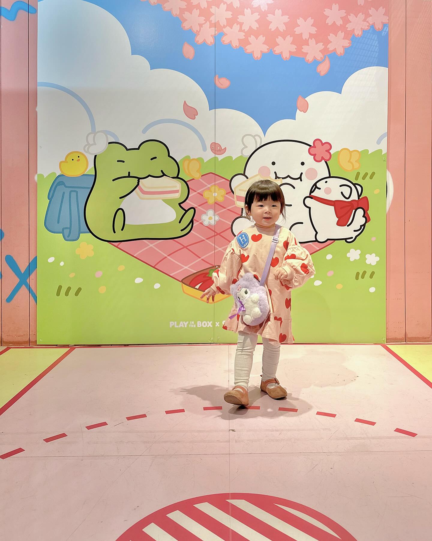 #협찬 #플레이인더박스 #더현대서울

MZ부터 외국인들의 핫플인 더현대의 필수 코스인 
플레이인더박스에 방문했어요!🎁

플레이인더박스는 다양한 콜라보레이션을 진행하는 
IP플랫폼으로 포토존, 굿즈, 핑크풀, 네컷사진 등 
다양한 콘텐츠를 즐길 수 있는 곳 이에요 :)

현재 인기 캐릭터 익명이와 깨꾹이의 콜라보 팝업스토어를 
오픈해 신상품도 최초로 판매하고 익명이와 깨꾹이의 
한정판 네컷사진 프레임도 있어요~

네컷사진을 찍을 수 있는 포토부스도 여러 개인데 
그중 최대 30명이 들어갈 수 있는 하이틴부스도 있어 
전신사진 또는 단체사진 찍을 때 좋아요!

더현대에 커플, 가족, 친구들과 방문했을 때 플레이인더박스에
꼭 들러보시는 것을 추천드려요ꔛ♥ 

τнänκ чöü♥ playinthebox_official anonymous_ikmsang

#더현대 #더현대서울팝업 #더현대팝업 #더현대서울4월팝업 #더현대4월팝업 #익명이와깨꾹이 #더현대서울캡슐토이 #더현대서울가챠 #캡슐토이 #여의도캡슐토이 #여의도가챠 #피규어 #랜덤피규어