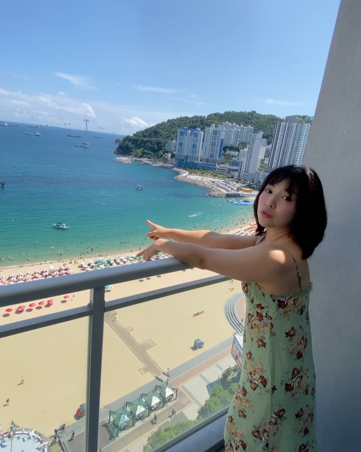 즐거웠던 2024 여름휴가🐬🐳✨ 

1,2. 송도 오션뷰 너무 조오ㅏ💙✨
3,4,5. 해수욕은 안하고 클라이밍한 클친자들.. 😂 
서울에서 보던 친구들을 부산에서 만나니 반갑당 쿄쿄
6. 광안대교 이쁘네 이뽀
7,8. 김해평야뷰도 굿이라구용👏🏻
9,10. 조식도 맛있다구용❤️‍🔥 
11. 이모랑 넘나 잘노는 강하루 고양이🫶🏻 
12. 동열이가 갖고싶었던 앞치마굿즈.. 하지만 솔드아웃
13,14. 홍철카페 서커스
15. 연지공원! 어렸을땐 진짜 엄청 넓었는데... 다시 가보니 아담하네? ㅇㅅㅇ 내가 너무 커졌나보당
16. 오랜만에 가본 박물관도 넘 좋았당
1시간동안 가야시대 설명들으며 즐거운 관람☺️
17. 엄마랑 동열이랑 함께🫶🏻✨🤭

#여름휴가 #그랩디오션송도 #웨이브락클라이밍남천점 #아이스퀘어호텔 
#홍철카페서커스점 #김해연지공원 #김해국립박물관