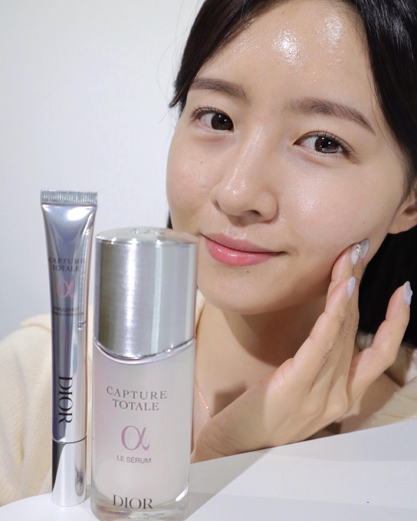 #유료광고  diorbeauty 

2024년 1월 1일 디올의 새로운 멀티 링클 코렉터 ’NEW 캡춰 토탈 히알루샷‘이 출시되어 사용해 봤어요✨

고민 부위를 집중적으로 관리하여 피부에 수분과 활력을 되찾아 주고, 얼굴의 8가지 부위에 작용하여 눈에 띄게 완화된 주름과 건강하게 빛나는 피부를 선사해 주는 멀티 링클 코렉터에요✨

✔️풍부한 자연 유래 성분 함유로 스페셜 케어 가능❗️ (초고농축 히알루론산, 펩타이드, 론고자 발효 추출물)
✔️슬림한 튜브 패키지와 얇은 팁으로 수분과 주름이 걱정되는 극소 부위를 정확하게 케어하는 인텐시브 솔루션

캡춰 토탈 르 세럼과 듀오로 사용할 경우 보다 강력한 안티에이징 효과를 느껴볼 수 있어요‼️
출시되기 전부터 꾸준히 사용했는데 피부 결도 그렇고 피부가 좀 더 탄탄해지고 건강해진 것 같은 느낌이 들더라구요.
영양감은 가득한데 답답함이 없는 사용감이라 더더욱 만족🫶🏻🫶🏻

평소에도 눈가 주름과 팔자 주름이 고민이었는데..
2024년 안티에이징 관리는 디올뷰티와 함께 해야겠어요🧏🏻‍♀️

📍제품 정보
✔️NEW 디올 캡춰 토탈 히알루샷
15ml, 13만원대 / 2024년 1월 1일 출시
✔️BEST 디올 캡춰 토탈 르 세럼
30ml, 15만 5천원대 / 50ml 21만 5천원 대 / 75ml 27만원 대

#디올스킨케어 #디올캡춰토탈 #디올캡춰토탈히알루샷 #멀티링클코렉터 #디올캡춰토탈르세럼 #스킨케어추천 #안티에이징 #디올뷰티 #캡춰토탈 #캡춰토탈히알루샷 #캡춰토탈르세럼 #선물추천 #세럼추천 #지수스킨케어 #diorskincare #diorcapturetotale #capturetotale