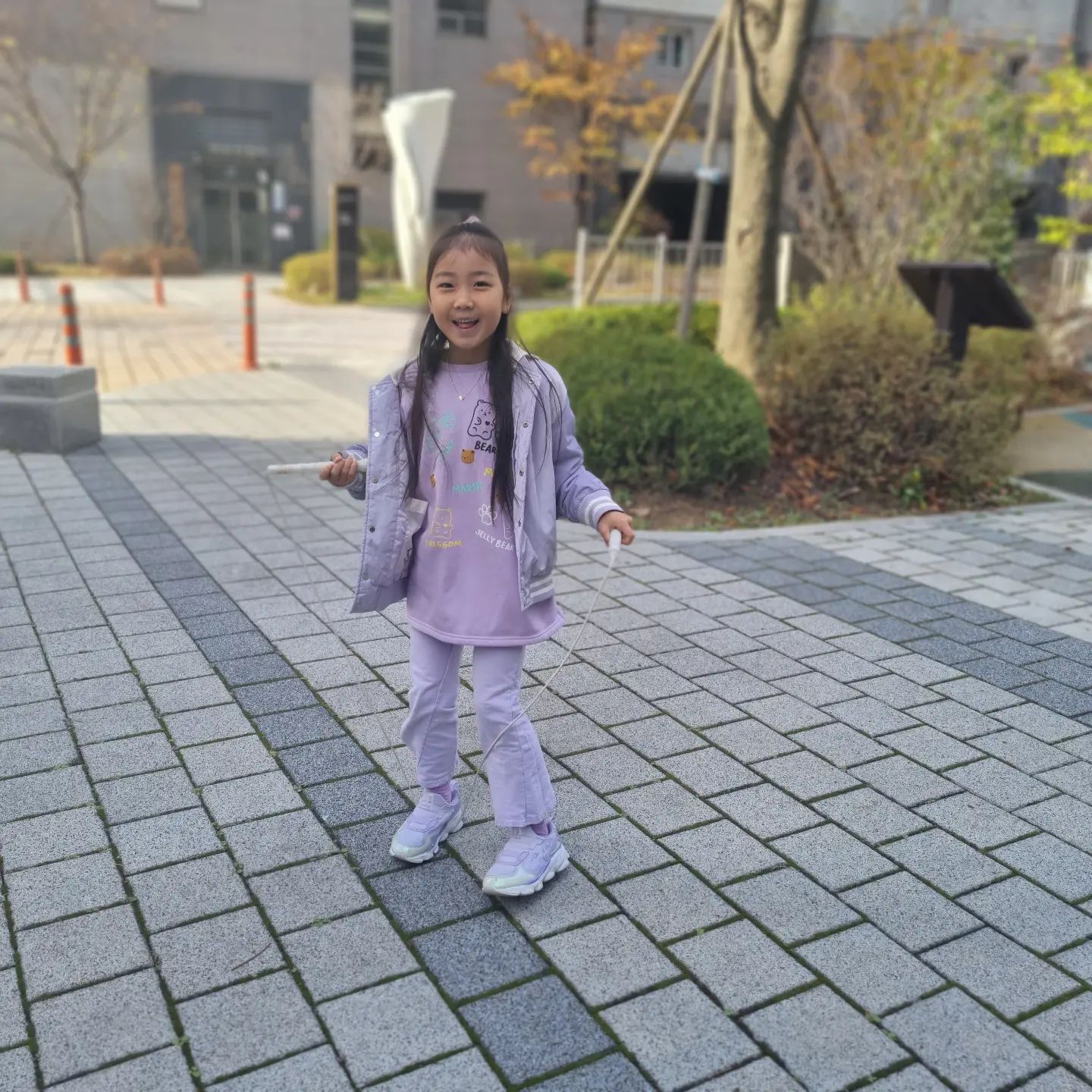 #줄넘기사랑

매일 해도 또 하고 싶어하는 줄넘기사랑 
아침마다 등원할 때 하면서 가요
그냥 걸어가는 일이 없음..
하원하고 학원갈 때도 해요 ..ㅠㅠ
너무 좋아하는 줄넘기 
진짜 #줄넘기선수 시켜야 하나..
넘치는 체력 탄력있는 근력..ㅋㅋ
오늘은 추워죽겠는데.. 줄넘기라니..
패댕입고 하는 모습보고 겨울에 훈련나가서 땀날 때까지
패딩입고 뛰던 제 모습이 생각나서 도촬..ㅋ
그래... 뭐든 해봐. 팍팍 밀어줄께♡
.
.
#할머니할아버지가해준것처럼
#니가하고싶은건하게해줄께
#다치지만말자 #여우자매 #둘찌별이