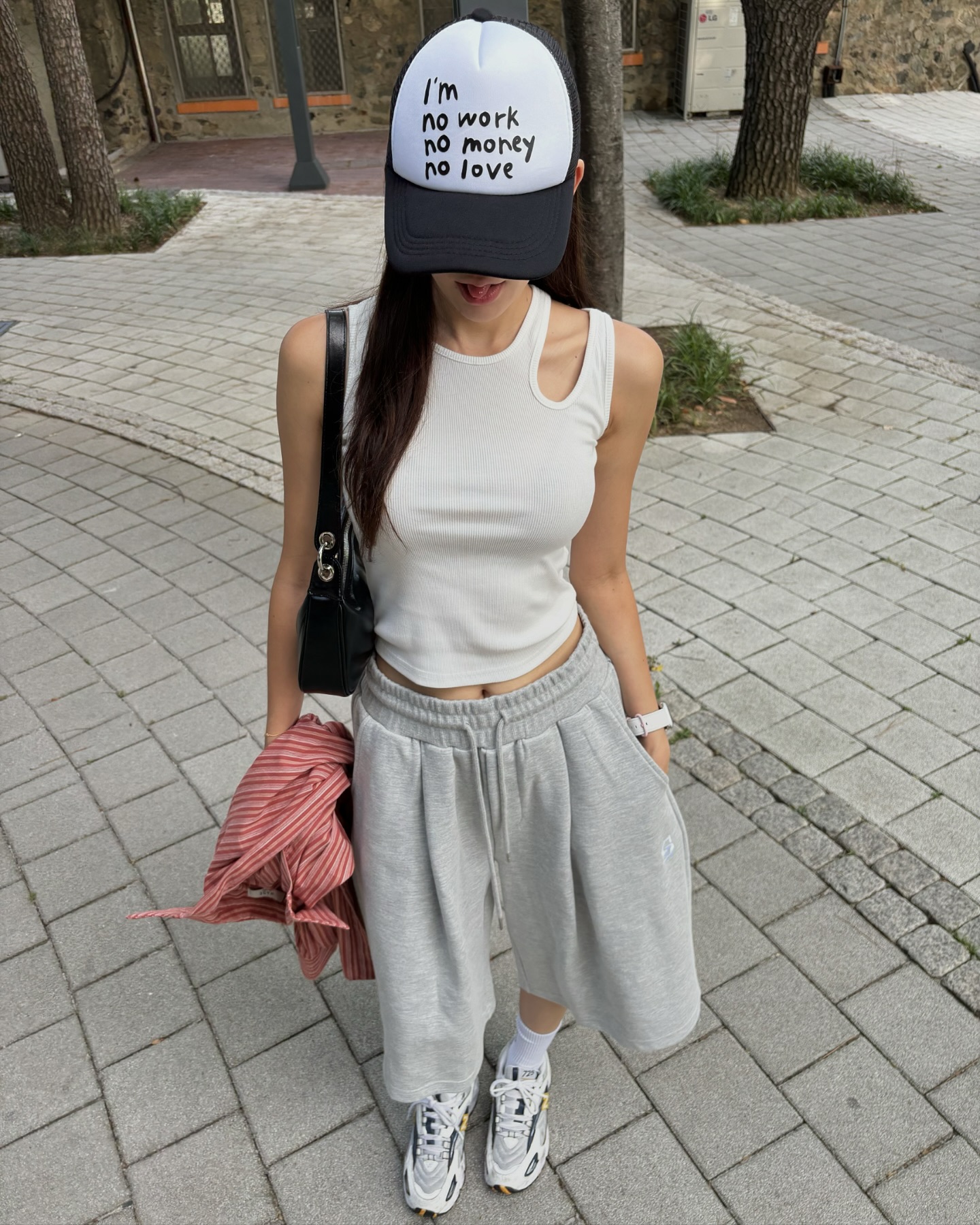 숙취엔 마실이지~ 편한 모자 눌러쓰고 
학교 한바퀴 돌다가 지쳐서 벤치에 드러누워버리기🤦🏻‍♀️
요즘 편하게 입고다니는 세븐셀라 버뮤다 너무 이뻐😝

arightangle__ sevenselah_officical #스트릿패션 #sevenselah_official #빈티지룩 #세븐셀라 #빈티지패션
#arightangle #어라이트앵글
