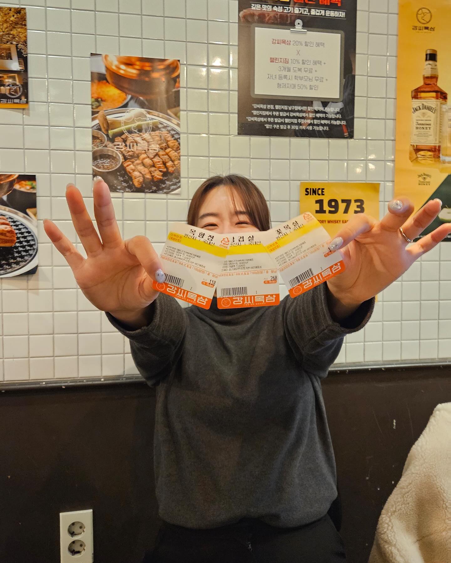 연말에 맛있는 고기 먹고싶을 때 어디 가지 고민된다면 바로 여기에요 여기🐷🥩🥓🍖✨ 저희 집은 항상 친정에서 사주시는 고기를 먹는데 집에서 에어프라이어에 굽는것도 맛있지만 불판에 촤악 구운 삼겹살 땡길 때 있잖아요? 그래서 맛있는 고깃집 어디있나 찾아보다가 요즘 핫한 강씨목삼 다녀왔어요:))

부위별로 주문한 그램수를 스티커로 뙇 갖다주니까 뭔가 귀엽구... 그리고 제일 중요한 게 고기를 처음부터 끝까지 다 구워줘요☺️ 가끔 처음만 잠깐 구워주다 스윽 자리를 떠나는 고깃집도 있는데 진짜 처음부터 끝까지 내 고기를 맛있게 신경 써주니까 안그래도 맛있는 고기 더 맛있게 먹기 가능👍🏻

ℹ️ 네이버로 알림받기 후 예약하고가면 사이드메뉴 서비스에, 12월 31일까지 자몽하이볼 1+1 행사까지 하고있으니까 연말 모임 강씨목삼에서 안 할 이유가 없쟈나😋
.
.
kangssi_moksam 
#강씨목삼 #대구맛집 #대구삼겹살 #대구남구맛집 #대구봉덕동맛집 #봉덕동맛집 #봉덕동삼겹살 #봉덕동고기집 #대구남구삼겹살 #대구고깃집