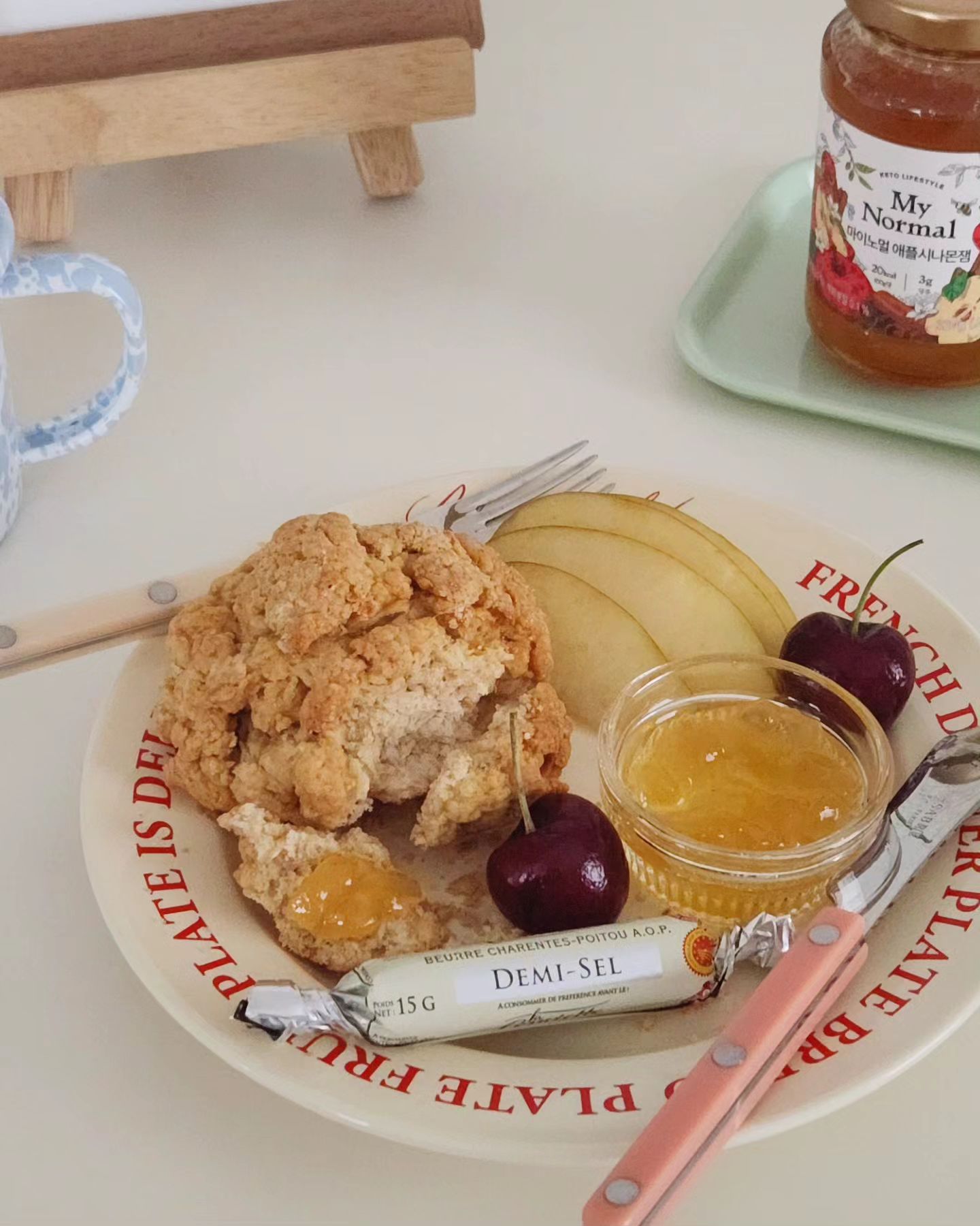 #제품제공 

‧#마이노멀 #애플시나몬잼 🍎 (mynormal_foods) 
‧#도야팡 통밀패스츄리스콘 (doya_pang) 

저의 마이노멀 최애 제품 = #저당잼 라인🍓🫐 🍫 
제형도 맛도 향도 모두 일반 시중에서 파는 설탕 가득~한 잼들보다 
훨씬 맛있고 만족스러워서 그동안 몇 병을 비웠는지 몰라요! #내돈내산 🙆‍♀️

칼로리, 당류 걱정없이 먹을 수 있고 빵이나 스콘 외에도! 🍞
요거트볼에 넣어 먹기도 하고, 여러모로 활용하기 좋은 #마이노멀잼 🧚‍♀️

이번에 신제품으로 애플시나몬잼이 출시되어서 먼저 맛 보게 되었어요🍎
역시나 일반 잼 대비 당류 93% DOWN🙃 칼로리는 고작 100g에 20kcal💭

시나몬향은 너무 과하지 않고 은은~한 정도! 사과 본연의 맛은 진하게 
잘 느껴지는 편이라 너무 맛있는데,, 🤤 사과 과육들이 막 씹혀요,, 🤤✨️
흐물흐물한 식감이 아닌 어느정도 아삭함이 느껴지는 식감이라 굿굿! ♡

그리고 처음 먹어본 도야팡 #통밀패스츄리스콘 🫠,, 이거 왜 이제 알았? 
에프굽해서 먹으면 진짜 KFC의 그,,, 그것 같아요,,, 울면서 먹었어요,,,🥹🫶🏻
다음 주문할때도 꼭 같이 시켜야지,,, 💚

-