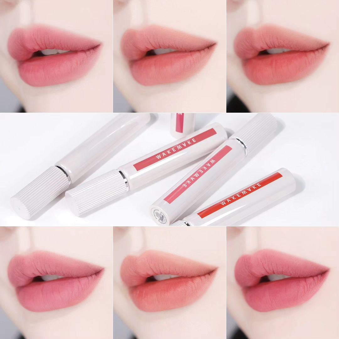 wakemake_official #유료광고
#웨이크메이크 의 베스트셀러, #워터블러링픽싱틴트 에 분위기 끝판왕 신상 뮤트 컬러들이 추가되었어요!
바른 직후에는 촉촉한 제형이지만 시간이 조금 지나면 보송하고 매끈하게 핏되는 제형이에요. 프라이머를 바른 듯 보송한 느낌인데 그래서 그런지 입술을 만져보면 넘나 부들부들.. 발색에 텁텁함이 없고 컬러가 말갛게 퍼진 느낌이라 분위기 있구요🤭

기존 베스트 뮤트 컬러인 08 #어텀뮬리 와 함께 신상 5컬러를 발색해봤어요. 더 세분화된 뮤트 컬러들이 하나같이 분위기 있어서 다 마음에 들더라구요. 완전 #뮽친컬러 🥰 전부 차분하면서 우아한 느낌내기 넘 좋았어요.
재출시 요청이 정말 많았던 11 소프트 브릭과 12 텐더 모브도 정말 예뻤는데요, 개인적으로는 15 빈 노이즈를 제일 많이 바를 것 같아요!

아 그리구 #올리브영 가서 이거 테스트 해보는 분들 많으실텐데 구매팁을 좀 드리자면, 밀착 후 컬러가 첫 발색보다 더 짙고 깊어지기 때문에 다른거 구경하면서 기다렸다가 밀착 후의 컬러까지 꼭 보시고 결정하세요!

2월 한 달 간 올리브영에서 21% 할인된 가격인 12,800원에 구입할 수 있다는거! 분위기 있는 뮤트컬러 원하신다면 꼭 테스트 해보세요🫶

.
.
#컬러는웨이크메이크 #뮤트는웨이크메이크 #뮤트립 #벨벳틴트 #올리브영틴트 #틴트추천 #웜톤틴트 #쿨톤틴트 #립스타그램