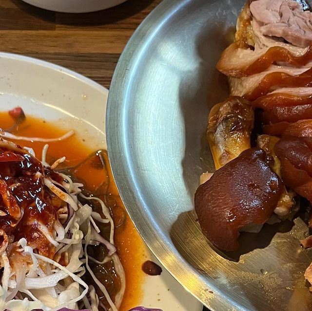 이봄 on Instagram: "#광고 #호야네족발 비를 뚫고 친구랑 다녀 온 족발 맛집 호야네 족발(동대문점)❣ 호야네족발은 투데이에도 출현한 찐 맛집입니다! ❣️족발 소(29000원):족발 소자 주문하시