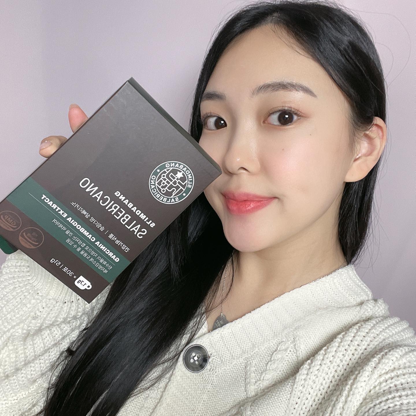 #협찬
다이어트 필수품!
건강상회 슬림다방 살빼리카노

고급진 디자인에 효과 빠름 만점인 살빼리카노💖
가르시니아의 특유의 향도 안나서 고소함 good👍🏻
착한가격❣️ 건강기능식품❣️

물에 잘 녹아서 마시기 편하고!
소분포장이라 들고 다니기 좋고!
다이어트에 큰 도움이 되고!
이러니 안먹을 수 없지💕

굶는 다이어트 No❌
이젠 먹으면서 다이어트 하자구요💞💞

#건강상회 #살빼리카노 #다이어트커피 #가르시니아커피 #커피맛집 #다이어트커피맛집 #다이어트커피추천 #오운완 #다이어트음료 #가성비다이어트 #가성비다이어트커피 #건강기능식품 #살빠지는커피 #가르시니아 #커피 #다이어트
