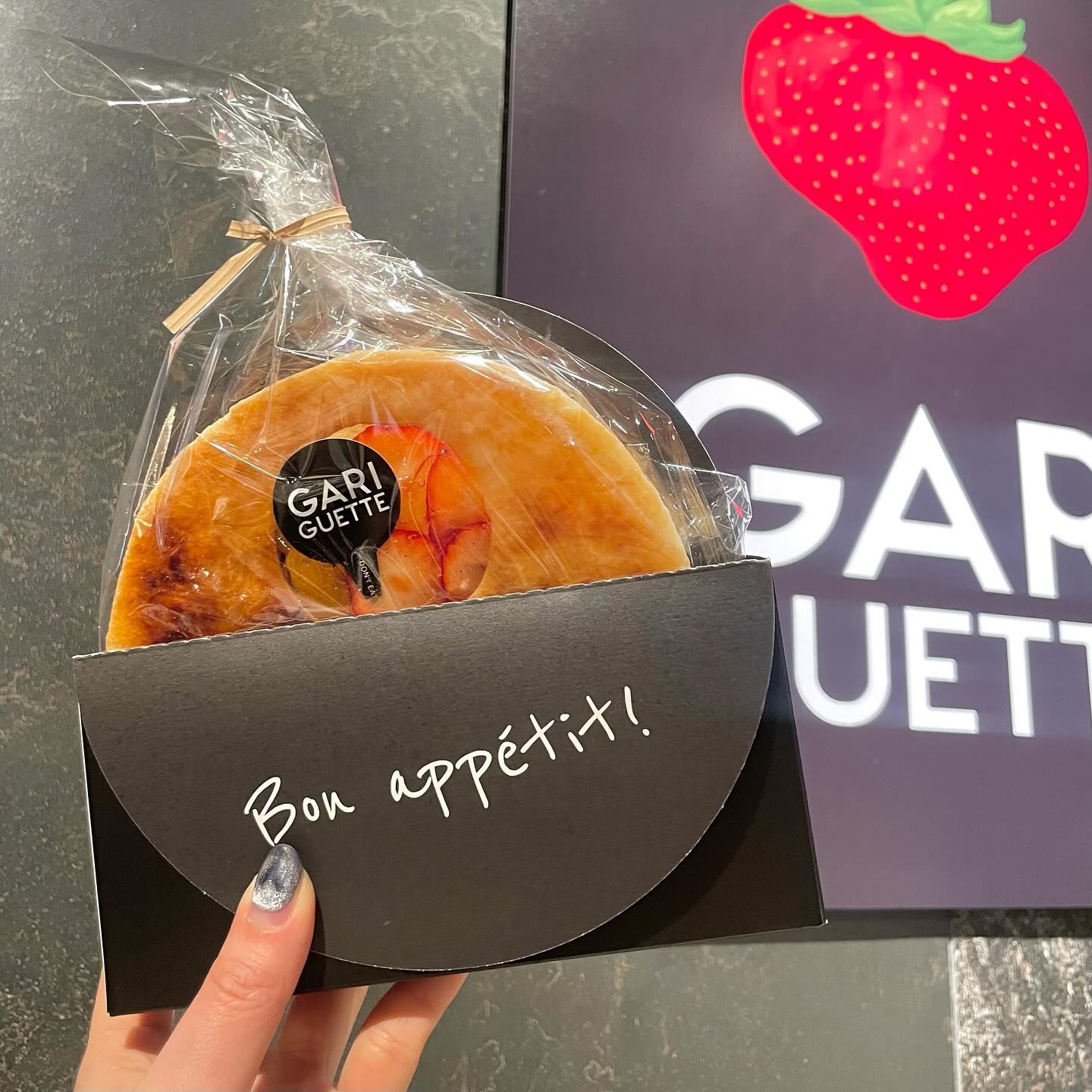 가리게트 신세계백화점 강남점🍓
•
•
장원영님 브이로그로 뜬 도쿄 밀푀유 파이🥧:)
첫 한국 매장 오픈 소식에 바로 달려갔당🏃🏻‍♀️ 
역시 오픈하지 일주일도 안 된 따끈따끈한 매장이라 그런지,
웨이팅 장난아냐..🤦🏻‍♀️(줄 대기 1시간... 픽업 대기 30분...그나마 전 좀 빨랐던 편)

먹기 전 세 번 놀라는 매직🧙🏻
미친 비주얼에 한번 놀래고, 후덜덜한 가격에 한 번 놀라고, 
가격과 대비되는 크기에 세 번 놀랬당ㅋㅋㅋㅋㅋㅋㅋ😝

맛은 바삭한 밀푀유와 크림이 잘 어울렸고, 설탕 코팅때문인지 크렘 브륄레 느낌도 났다ㅎ 나폴레옹은 기본 그대로 아는 맛이라 더 존맛..(커스타드크림+딸기 말모🫶🏻) 반반으로 시킨 얼그레이크림&살구는 진한 얼그레이향이 매력적이었는데 살구가 의외로 잘 어울린다(홍차 땡기는 맛🍵)

한가지맛이었다면 살짝 물렸을 수도 하프로 드시는 걸 추천✨

주문과 동시에 만들어져서 시간이 걸리기는 하지만, 오픈 키친이라 보는 재미도 있고 신기했다 :)

@인님들 더 사람 많아지기전에 얼렁 달려가세요❤️

📝 나퐁레옹 17,000원(하프 9,000원)
📝 얼그레이&살구 16,000원(하프 8,500원)

#가리게트 #강남신세계 #신세계강남스위트파크 #스위트파크 #강남핫플