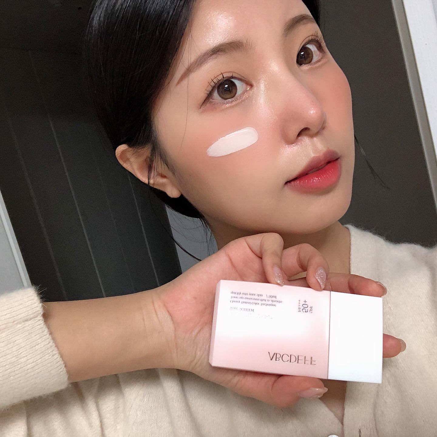 #협찬

겨울에도 자외선 차단은 필수인거 아시죠? ☀️👒

저는 선크림에  톤업 기능이 들어간 선크림을 선호 하는데 
제 니즈에 딱 맞는 선크림을 선물 받았어요 !❤️❤️💝💝

abcdefficial 

제품력도 제품력이지만 케이스가 너어무 예쁘잖아요ㅠ
핑크 핑크 한게 바를때마다 기분 좋아지는 선크림이에요 
그리고 모공과 누리끼리한 제 피부를 잘 잡아줘서 너무 좋았답니다
앞 볼쪽에 소량 바른 뒤 퍼프로 두둘겨서 광채감을 주는것도 예쁘더라구요 ✨
자연스럽게 톤업 되니 베이스 하기 싫은날 파데프리 제품으로도 추천 드려요!

#앱시디프#톤업선크림#선크림추천#선크림#화장품#화장품후기#파우치털기#앱시디프선크림#자외선차단제#뷰티템#파데프리#메이크업#화장품추천#파데프리메이크업#뷰티#코덕#abcdeff