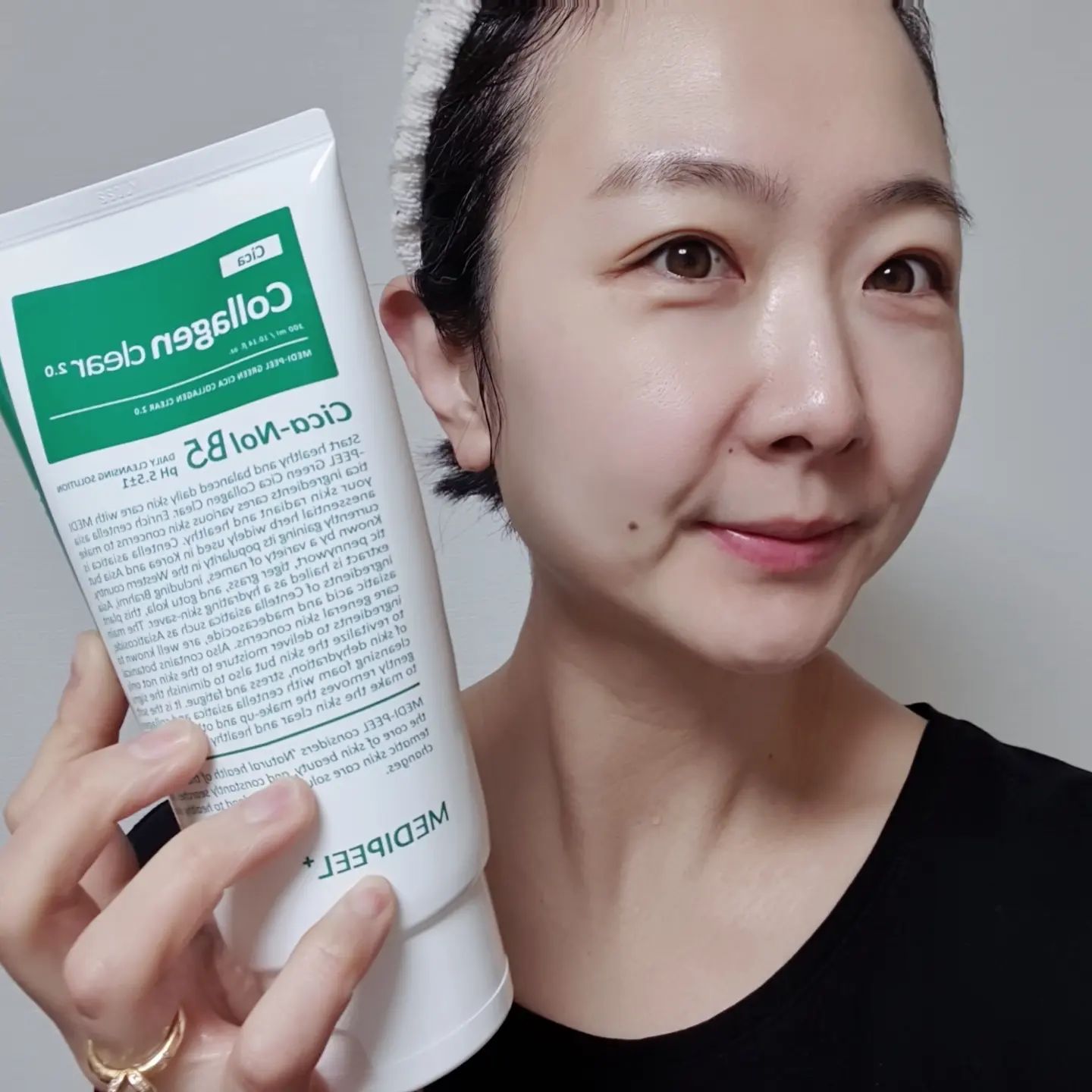 #협찬 

안녕하세요, 캠핑하는 피아노쌤이예요!
겨울철이라 정말 건조해져서
피부 관리를 더 세심하게 해 주어야 하는데요
여드름 피부나 트러블이 자주 나는 피부를 
자극 걱정 없이 탄탄하게 
트러블 흔적 케어에 도움을 주는
오영 단독으로 매쉬스펀지도 세트로 나온
그린시카 콜라겐 클리어2.0 클렌징폼을
만나보았어요!

💜일반 시카에서 제주 시카 함유로 
더 강력해진 진정으로 업그레이드 되어서
트러블 흔적을 확실하게 케어해 주어요!
제주시카와 판테놀 콜라겐의 환상의 시너지로
트러블 흔적을 확실하게 케어해주고
약산성 포뮬러와 EWG 그린 제형으로 순해진 성분이라 
자극 없이 케어를 해준다고 해요!

💚메디필이 선택한 진정 리페어 성분
시카 콤플렉스 + 판테놀 B5
제주시카를 콜드브루 방식으로 깊고 진하게 담아내서
지치고 약해진 피부에 활력을 주어서
피부가 편안하고 본연의 탄탄하고
매끄러운 피부로 돌아갈 수 있도록
진정 리페어 케어에 도움을 준다고 하니
정말 기대가 됩니다 +_+

💙투명하고 쫀쫀한 제형의 클렌징 폼의
거품을 내보았는데요 
폼클렌징 자체의 제형이 촉촉하고 쫀쫀해서
물과 섞으니 부드럽고 풍성하게 
거품이 잘 나는 모습이고요
이번에는 세트로 들어있는 매쉬스펀지에 
거품을 내보았는데요
그냥 거품을 냈을 때도 거품이 잘 났지만
매쉬스펀지에 거품을 내니 풍성한 거품이 배가되어서
클렌징하기가 더 수월해졌답니다 :)

💗약알칼리성에서 약산성 포뮬러로 
업그레이드되었고
EWG 그린 제형으로 더 순해진 성분이라
민감한 여드름성 피부나 트러블 피부도
안심하고 사용할 수 있겠어요!

🤎여드름성 피부 적합
초미세먼지 99% 세정 임상 테스트 완료로
더 믿을 수 있는 제품력이에요!
클렌징 전과 후 확실하게 보이시죠?
피부의 노폐물들과 미세먼지들이 
깨끗하게 클렌징 되고 진정되면서
피부 장벽이 강화되어
더욱더 건강한 피부로 가꾸어 줄 수 있겠어요!

🧡여드름성 피부 적합성 테스트가 완료되었고
여드름 (트러블 흔적) 부위 진정 테스트 완료되어
온 가족이 안심하고 사용할 수 있고요
더욱이 제가 이제껏 보지 못했던
300ml의 대용량이라서
정말 넉넉하게 사용할 수 있었답니다 :)

✔️저처럼 세정력은 높고 촉촉한 클렌저를 찾으시는 분
✔️트러블 흔적 케어가 필요하신 분
✔️여드름성 피부로 약산성 클렌저를 찾으시는 분
✔️순하고 세정력 좋은 폼클렌징을 찾으시는 분
✔️대용량 폼클렌징을 찾으시는 분
✔️세안 후 건조하지 않은 폼클렌징을 찾으시는 분
✔️온 가족이 안심하고 사용할 수 있는
폼클렌징을 찾으시는 분들께
그린 시카 콜라겐 클리어 2.0 
클렌징폼 추천드려요 :)

#메디필 #medipeel #메디필폼클렌징 #메디필클렌징폼 #그린시카콜라겐클리어2.0 #메디필콜라겐 #시카 #판테놀 #진정 #약산성폼클렌징 #미세먼지폼클렌징 #올리브영 #올리브영클렌징폼 #올리브영폼클렌징추천 #약산성클렌징폼 #kbeuty #kskincare