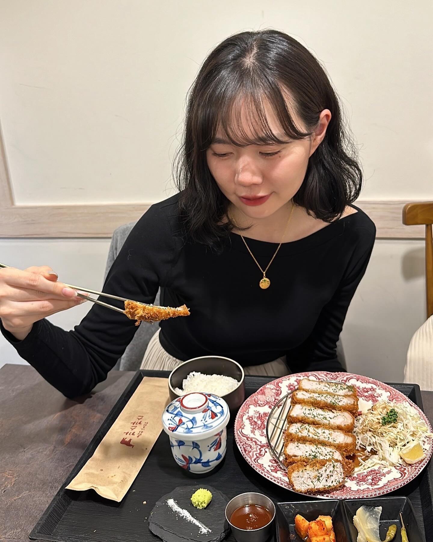 최애 음식 중 하나, 돈까스와 모밀🍴🩷
모든 메뉴가 수제로 만드는 곳 찾아서 먹고왔어요
유지어터가 될 수 있었던 건 먹는거에 스트레스 안받기! 입니다
 
 
🐘 코끼리아프리카까스까스
(절때 한번에 외우지 못하는 이름..)

맛도 가격도 사장님도 다 친절한 곳
최근 모밀 먹어본 곳 중에서 제일 맛있었어요 또 생각 나는 맛

#안양맛집 #범계돈까스
#돈까스모밀 #맛집데이트