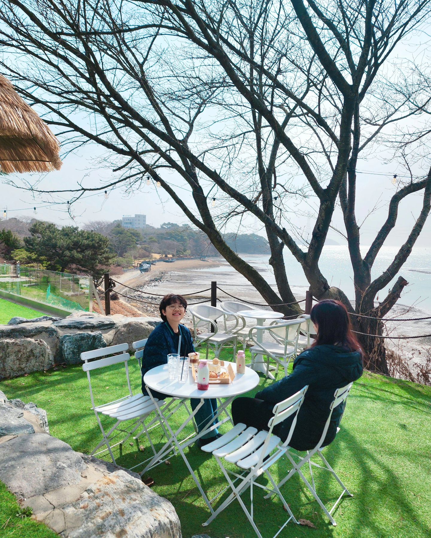 * 벚꽃계절 더 기대되는 카페🌸

예전부터 정말 가보고싶은 곳이었는데
이번 대부도 여행때 드디어😍😍

바다일때도 갯벌일때도 예쁜 뷰에
이국적인 무드 너무 좋았어요🤍
특히나 bgm이 최고였는데
우리집 수다쟁이 최씨들 목소리에
무음으로 할 수밖에 없는ㅎㅎㅎ

사진 속 보이는 대부분의 나무들이 벚꽃나무라
만개할 때 꼬옥 가보기 추천요🩷

.
플로레도커피 영흥점 floredo.coffee 
초대해주셔서 감사합니다!

.
#영흥도카페 #플로레도 #대부도여행코스