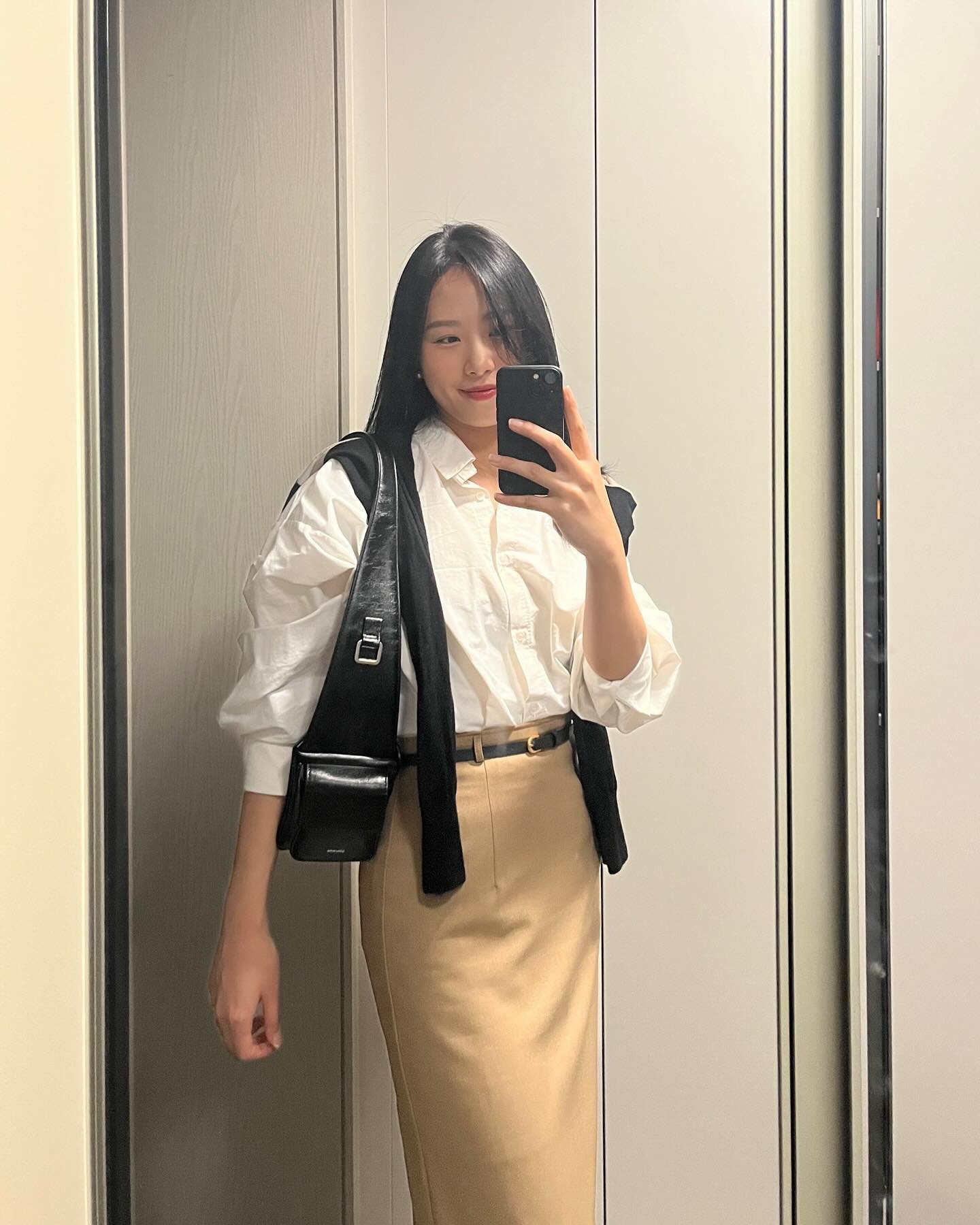 #오늘의출근룩 요리보고 조리봐도 직장인✌🏻어부바코디는 멋내기용😊
스퀘어라인 덕분에 예쁜 숄더백 장착하고 이번주를 마무리하러 가보자고!

 ➰가디건-오프라인구매
 ➰핀턱셔츠-하이원스
 ➰드베르 H라인 스커트-세리에
 ➰스퀘어(블랙)-스퀘어라인 #gift

#나형_데일리룩 #협찬 #제품제공 #스퀘어라인 #스퀘어라인가방 #출근가방 #출근룩코디 #출근룩기록 #코디기록 #오피스룩코디 #직장인코디 #여자직장인코디 #봄코디 #데일리룩추천 #여자데일리룩코디 #ootd #fashionstyle
