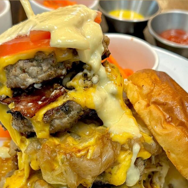 맛있는 것만 있는 메뉴판 on Instagram: "#협찬 #더코너비스트로 햄버거 먹으러 갔는데 육즙 가득하고 부드러운 수제 패티로 고기 폭행 당해보신 분😎 한돈과 한우, 통마늘로 만든 패티라서 육