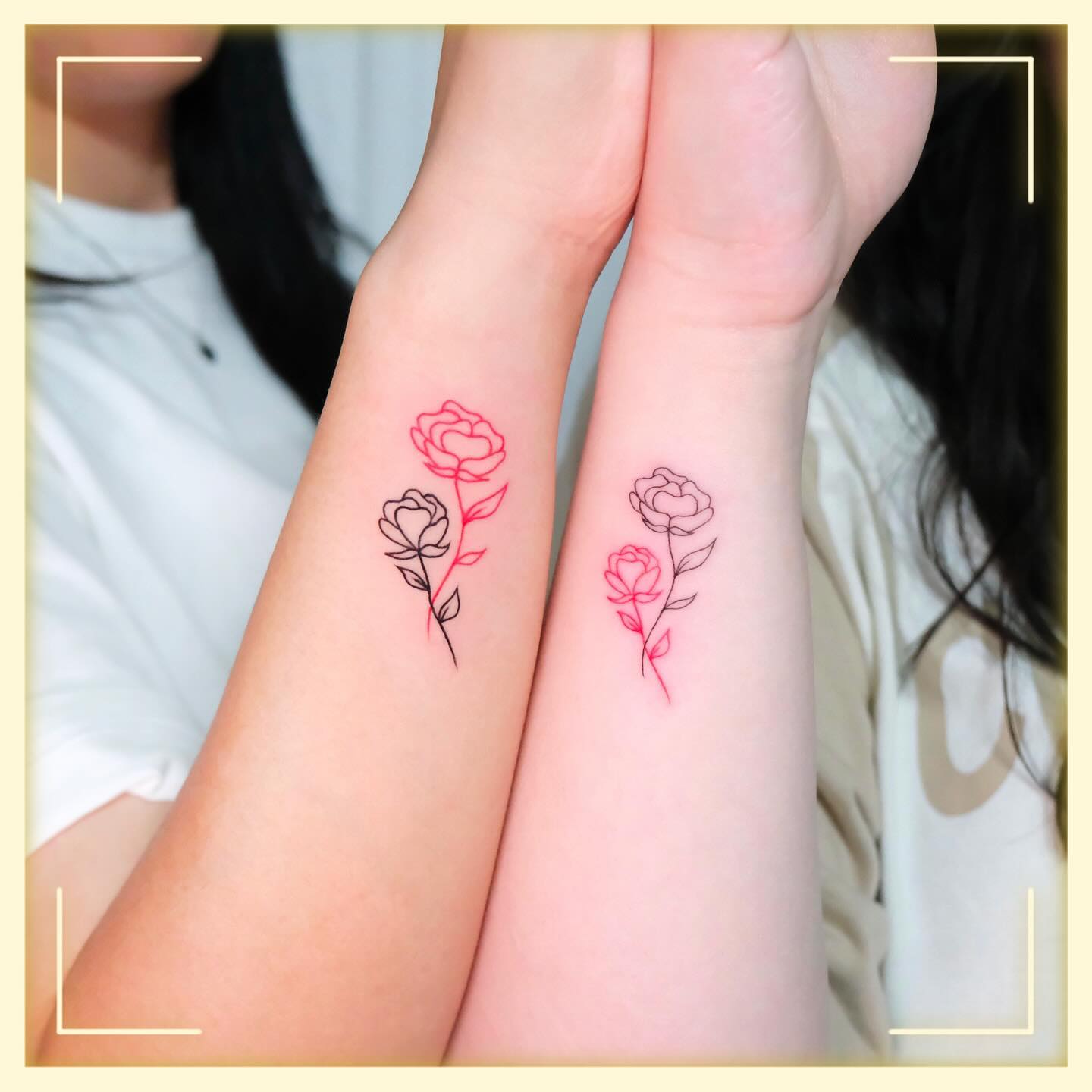 🖤❤️Matching tattoo❤️🖤 
.
.
Tattoo👉DM / Open kakao
,
.
.
.
.
.
#matchingtattoos #flowertattoo #koreatattoo #colortattoo #hongdaetattoo #seoultattoo #lineworktattoo #韓国タトゥー #ソウルタトゥー #홍대타투 #꽃타투 #커플타투 #우정타투 #컬러타투 #라인타투
