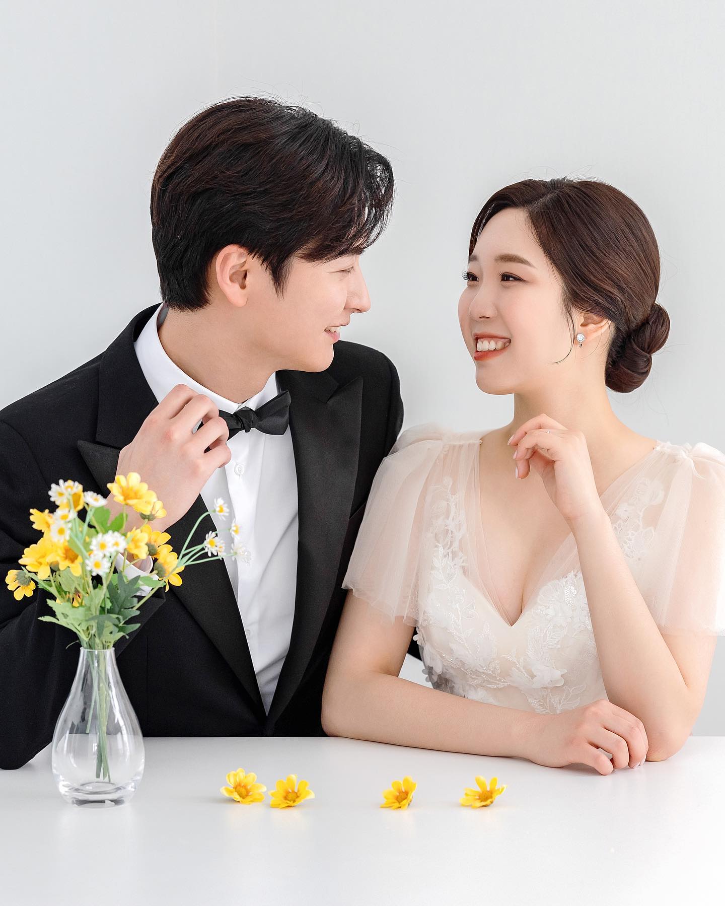 D-29💍
저희 결혼 합니다💐

한 달 정도 남은 시점에
미리 알리지 못한 분들께 연락 드리려고 합니다.

결혼을 준비하면서 
혹시 부담스럽지 않으실까 우려되어 연락드리지 못한 분들이 많습니다. 
서운한 마음을 묻어두시기보다 
먼저 연락 주신다면 감사한 마음으로 초대드리겠습니다. 

부디 저희의 초대를 마음껏 즐겨주세요🩵