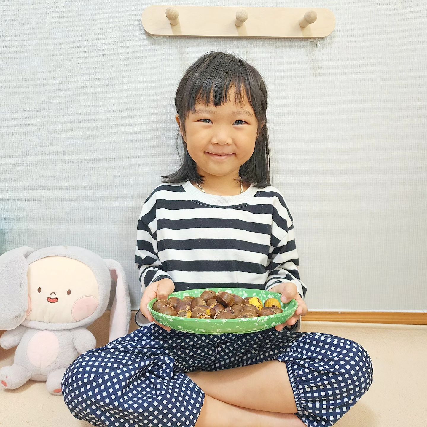 #제품협찬 #제품제공 woongjanghan_2018 

저희집은 밤킬러라서 가을되면 칼집밤사서 간식으로 자주 먹어요! 밤이 그냥먹어도 맛있는데 ,  칼집밤은 까기도 편하고 , 
번거로움 없이 에어프라이어 또는 후라이팬에 
달달볶으면 간단 간식 완성이에요🙆‍♀️❤️

아이들조차 까기 쉽고 달달하니 아이들한테도
 영양만점간식으로 딱이에요! 

온가족이 두루두루 앉아 맛있게먹은  #웅장한약단밤 !

겨울간식 , 캠핑 좋아하시는분들께도 캠핑간식으로 추천드리고 싶어요