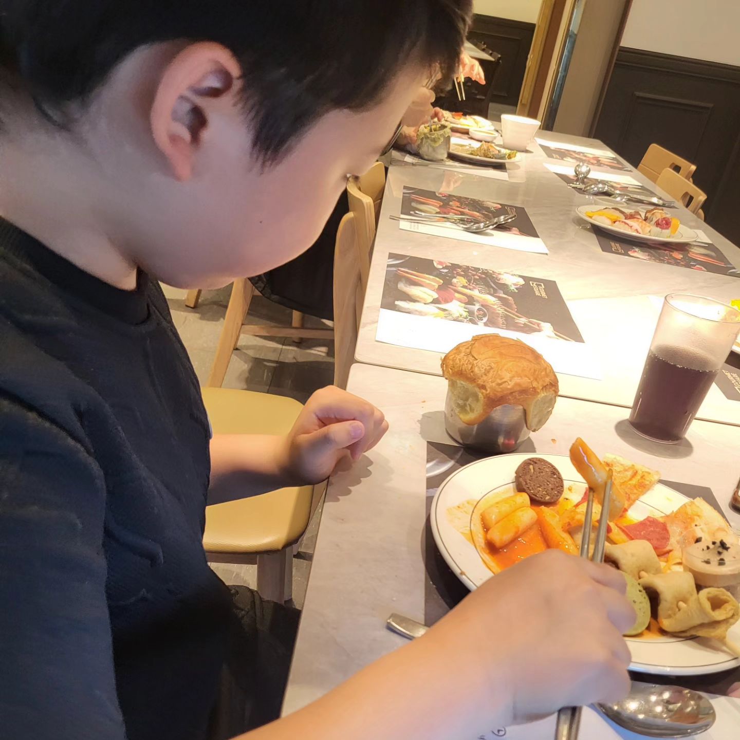 여노에게 #뷔폐 는 아까워..
분식집온줄..마니는믁는데  떡뽀끼 오뎅 리필...🤣🤣🤣대신 낵아 알차게믁었지오🩷

#고메스퀘어#냠냠#먹방#먹스타그램#편식