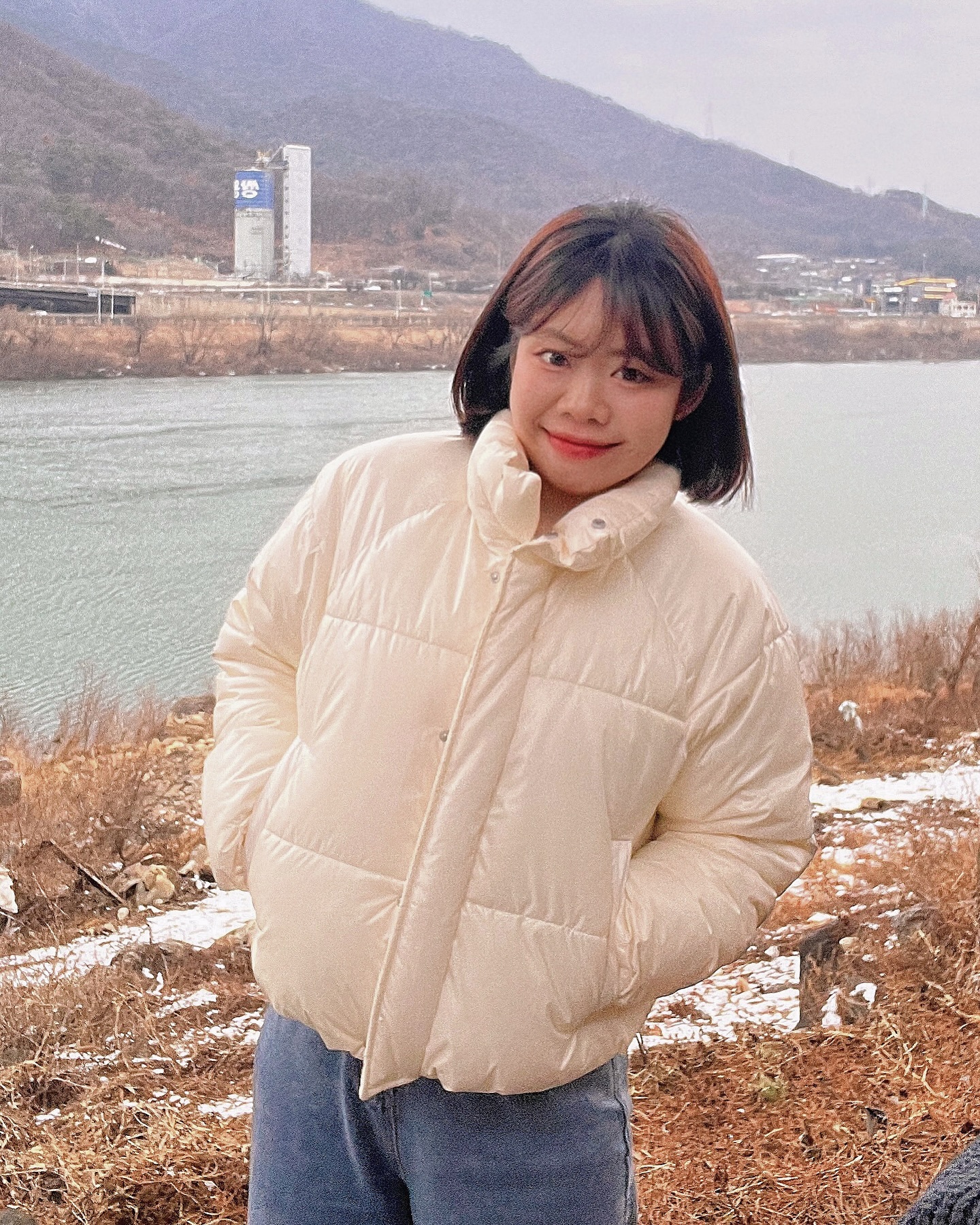 20대때엔 항상 나의 30대가 기대됐었는데
상상했던것과 똑같진 않지만 30대가되어도 한살 더먹는게
설레이고 기대되는걸 보니 잘지내고 있는것 같아요.
오히려 어릴땐 나이드는게 싫었던거같은데
나이드는게 즐거운 삶 이라니 ., ? ( 좋은거 맞겠지 ? )
만나이덕분에 아직 30이지만 그래도 체감은 32.,✨

30살엔 공방을 운영하는게 오랜 꿈이였어서
만으로 30이 넘어가는 봄 전에 공방도 오픈하려합니다.!
막연했던 꿈을 목표로 구체화한 후로
몇년동안 만난사람들이 손에 꼽는데..(?)
올해는 좀더 자주 만날 수 있기를 바라며 🙏
좋은 소식과 함께 오랜만에 반가운 인사를 나눌게요 !

모두모두 스스로가 더 소중해지는 한 해가 되기를 바라요,
해피뉴이어🫶