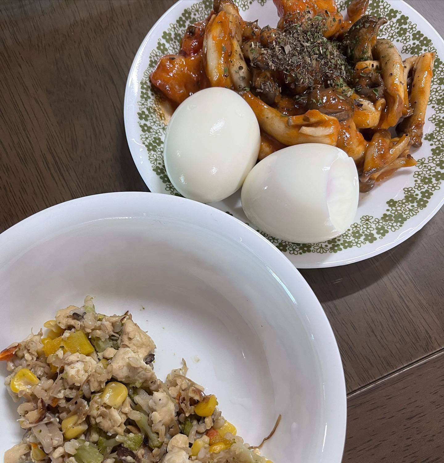 #제품협찬 #협찬 #제품제공 #언니닭 #닭형 #한입쏙닭
.
.
.
한입쏙닭 라구맛에 느타리버섯넣구 로제소스 살짝넣고 두부밥 & 삶은달걀러 한끼 든든하게 먹었어요 !! 😎
경사 0 속도 5.5 5분
경사 10 속도 5 10분
경사 14 속도 5 10분
경사 8-10 속도 5 15분 
경사 0 속도 6 5분
이렇게 런닝머신 타봤는데 땀이 줄줄나더라구요 ㅋㅋㅋ 오래타서 그런거같기도 ..?
저녁은 두부밥에 닭다리살 안동찜닭맛에 후라이 하나올려서 먹었습니다 ! 오늘도 다이어트 화이팅 😋