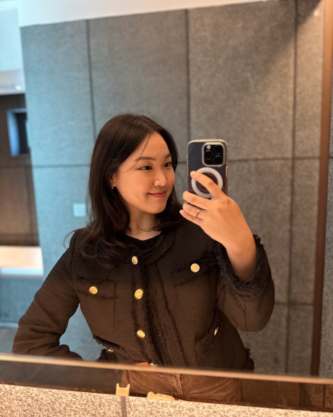 조금 변한것 같은 내 얼굴은 나만 느끼는건가 ㅎㅎㅎㅎㅎㅎㅎㅎ 피곤에 쩌든 내 모습… 나도 쌩쌩한 눈망울과 활기찬 피부로 하루하루를 보내고 싶지만 이젠 눈뜨고 있는것도 힘든 하루하루 🥱눈을 부릅떠도 퀭하다 🫠  내년이면 내 관리좀 할 수 있으려나 😵‍💫