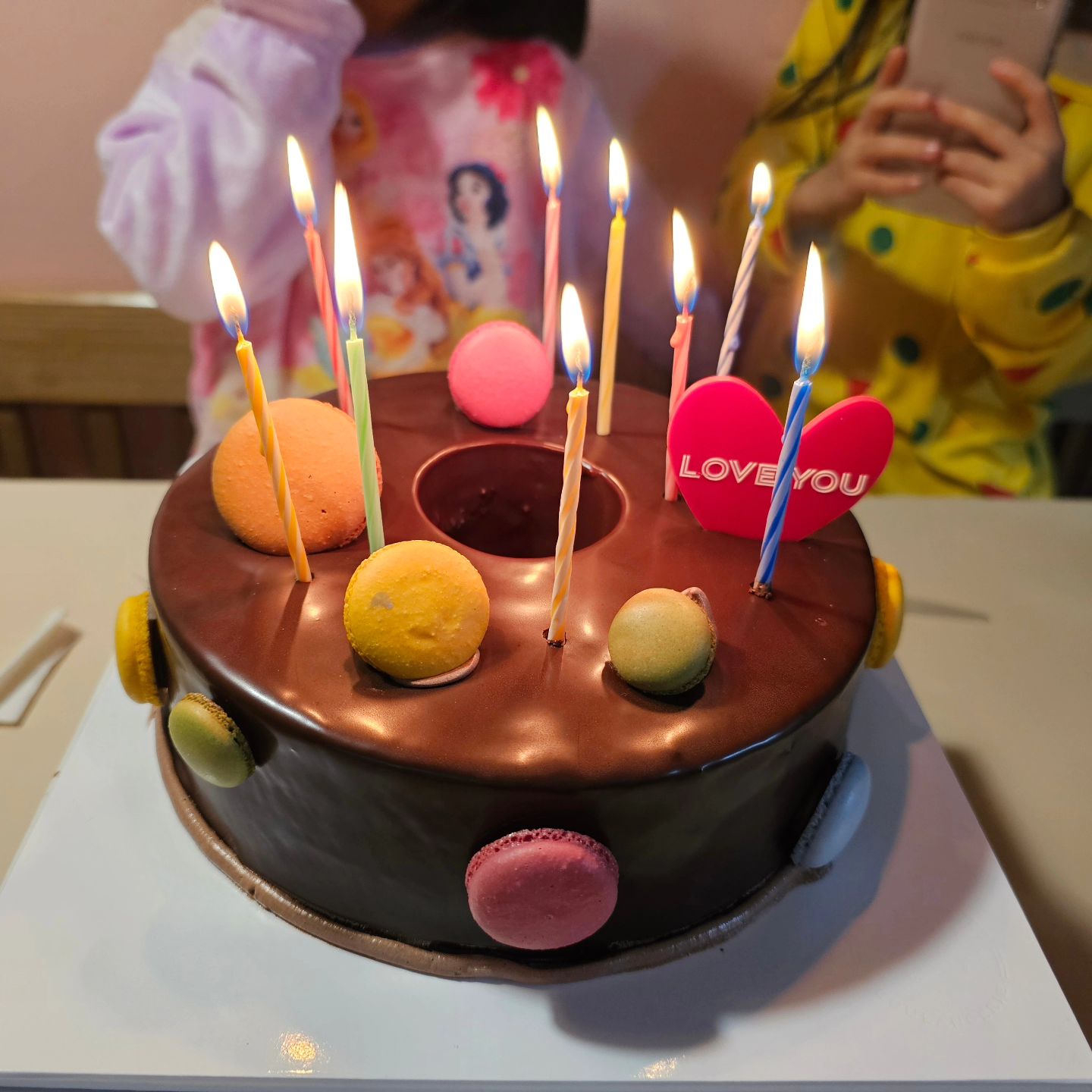 #둘째생일기록🎂 

우리집 삼남매 생일은 1월8일 2월8일 3월8일
이번에는 아빠랑 둘째랑 생일이 같아서 
케이크 하나로 퉁침 ㅋㅋㅋ

영화(위시)도 보고 즐거웠던 하루
막내는 노래가 슬펐다함ㅋㅋ6세가 보기엔
좀 이해하기 어려울수 있었지만 곧잘 봄~♡

온가족 스티커사진 찍을라고 했더니
엄머낫?? 여시가 아빠랑 둘이 찍는다함ㅡㅡ;;
흥칫뿡이다 ~~~

#기록스타그램 #삼남매맘🙋🙌🙆 #생일기록