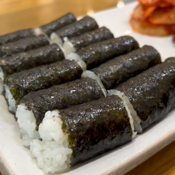 들깨수제비랑 충무김밥 맛있는 곳🥰🌷몰랐는데 또간집 나왔던 맛집! 점심시간엔 대기 길다 😘💛 충무김밥은 섞박지랑 오징어무침 조합 너무 좋았고, 들깨수제비는 찐하게 고소하고 손수제비라 쫀득 😆👍 들깨수제비는 한그릇 딱 먹으면 건강해지는 느낌! 서현갈때 또가야징 🙂🌻

#미가들깨수제비충무김밥 #서현맛집 #분당맛집 #충무김밥 #들깨수제비 #먹스타그램 #맞팔해요 #좋아요

🔎미가 들깨수제비 충무김밥 본점
경기 성남시 분당구 황새울로335번길 10 1층 102호