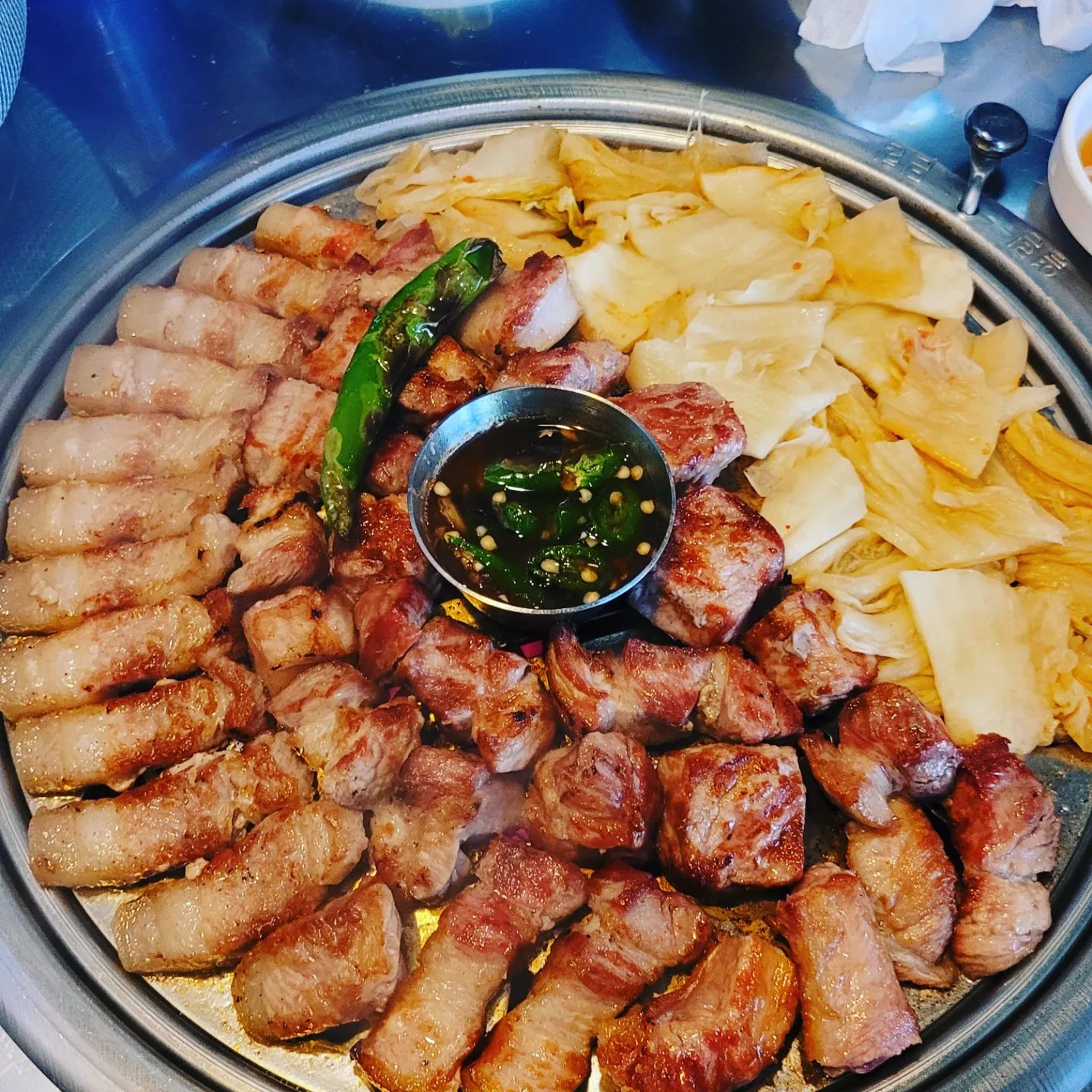 하단 구워져 나오는 고기집

🍽 부산댁 하단점
🏠 부산 사하구 낙동대로 519번길 8, 1층
⏰️ 17:00~24:00
☎️ 0507-1320-4537

✅️ 최고등급 국내산 돼지고기 사용
✅️ 초벌이 아닌 완벌로 구워지는 그릴링
✅️ 넓은 매장으로 단체 가능
✅️ 다양한 밑반찬 구성

✨️ 니니의 초이스 메뉴

모듬한판 소짜 550g

삽겹살과 목살을 한번에 맛볼 수 있는 고기한판
먹기좋은 사이즈에 한입 넣었을때 육즙 팡팡
구워진 백김치와 젓갈에 콕 찍어먹음 환상조합

📢 냄새 걱정없이 편하게 먹기만 하면 되는 곳
📢 다양한 밑반찬과 사이드 메뉴
📢 친절한 사장님과 직원분들이 계신 곳

#부산하단맛집 #하단동맛집 #하단역맛집 
#하단고기맛집 #부산댁하단점 #먹팔 
#선팔하면맞팔 #최신피드에댓글남겨주세요