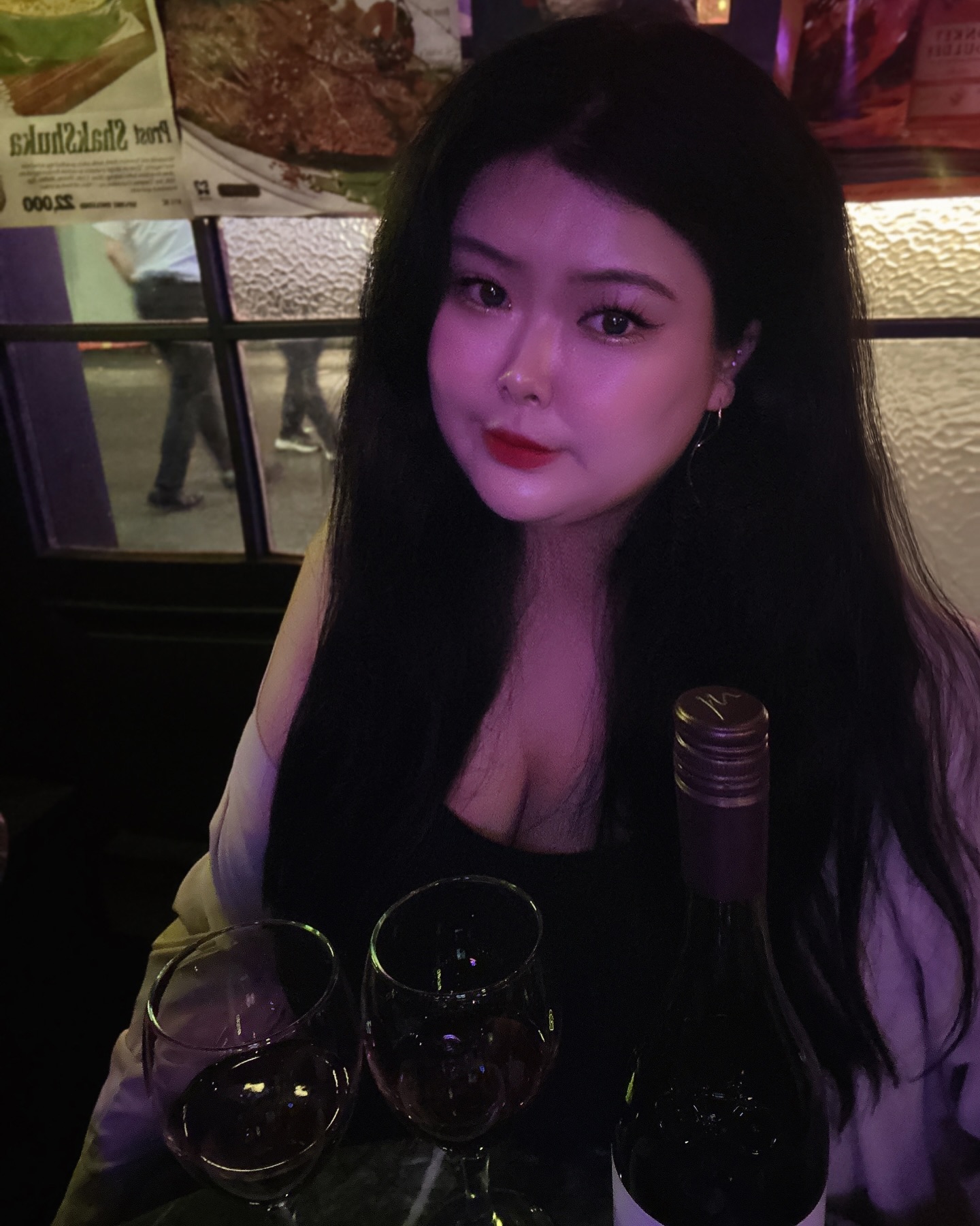 #협찬
.
.
.
오늘은 핫플 그 잡채인 이태원 프로스트에 다녀왔어요 🤍

🥨 이태원에 위치한 유럽 빈티지 정통 펍으로 이태원 하면 항상 사람이 많은 빼놓을 수 없는 이태원 랜드마크인데요, 최근 완공된 테라스로는 계단을 통해 글램라운지를 왔다갔다하면서 색다른 분위기를 경험 할 수 있어요 ! 
🥨 연중무휴, 매일 밤 늦은시간까지 다양한 펍 요리와 음료 이용이 가능하며 패티부터 번까지 직접 만들어 요리하는 수제버거 맛집 !
🥨 이태원의 자유로움이 가득 담긴 공간이라 누구나 트렌디한 음악과 자유로운 분위기를 즐길 수 있을 거라고 자신 있게 소개드립니다 ☺

이태원 핫플 답게 한국인 뿐만 아니라 외국인 분들도 정말정말 많았어요. 여기가 정녕 한국이 맞나~ 싶을 정도로 오랜만에 신나는 음악 들으면서 와인 한 잔 하고 왔답니다 ◡̈ 음악 선곡도 가요, 팝송, EDM 다양하게 섞어서 틀어주시고 디제잉 부스 옆에서 춤 추시는 분들도 계셔서 눈 호강 잔뜩 하고 왔습니다 👀

저는 레드 와인과 소시지 플래터 주문했어요 ✔

📍서울 용산구 이태원로27가길 26 (해밀톤호텔 별관) 1층 프로스트
📍월~수: PM 6:00 - AM 01:00 / 목 : PM 6:00 - AM 02:00 / 금 : PM 6:00 - AM 05:00 / 토 : PM 4:00 - AM 05:00 /일 : PM 4:00 - AM 01:00

#이태원프로스트 #이태원라운지바 #이태원클럽 #이태원맛집 #이태원핫플레이스 #이태원데이트 #이태원펍 #이태원버거맛집 #이태원술집 #이태원핫플 #이태원 #이태원맛집추천 #이태원카페 #핫플레이스 #오늘뭐먹지 #먹방스타그램 #dm #촬영문의 #선팔하면맞팔 #먹스타맞팔 #운동소통 #헬린이 #술스타그램 #안주맛집 #와인추천 #와인스타그램 #패션코디 #뷰티팁 #ootd