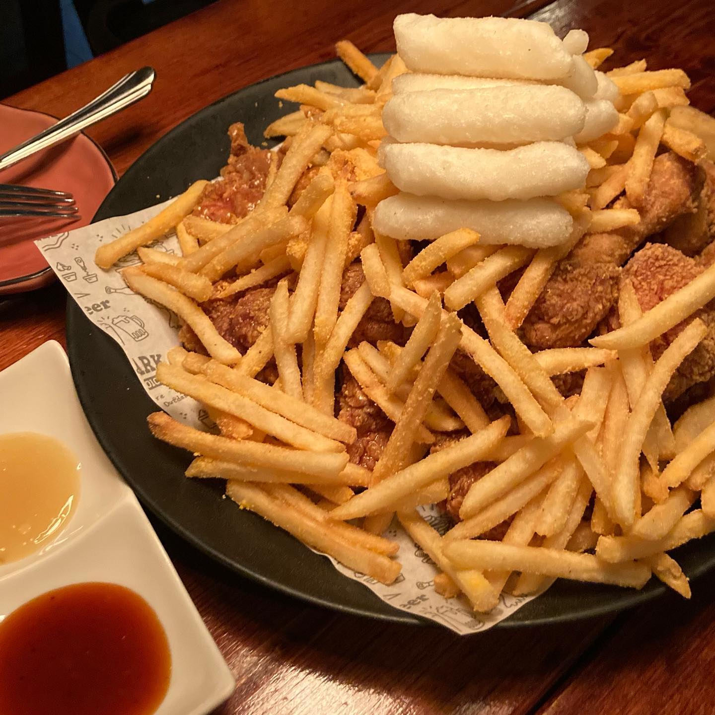 언제 먹어도 맛있는 아웃닭🍗
반반치킨은 물론 한마리반도 된다는 사실!
(반마리는 뼈만 됨🦴)

후라이드+간장+마늘
최고 맛있는 조합 ㅎㅎㅎㅎ

feat.우리 우정 포에버🩵

#아웃닭창원점 #창원성산치킨 #상남동치킨 #상남동치킨맛집 #상남동야식 #상남동맛집 #상남동치맥