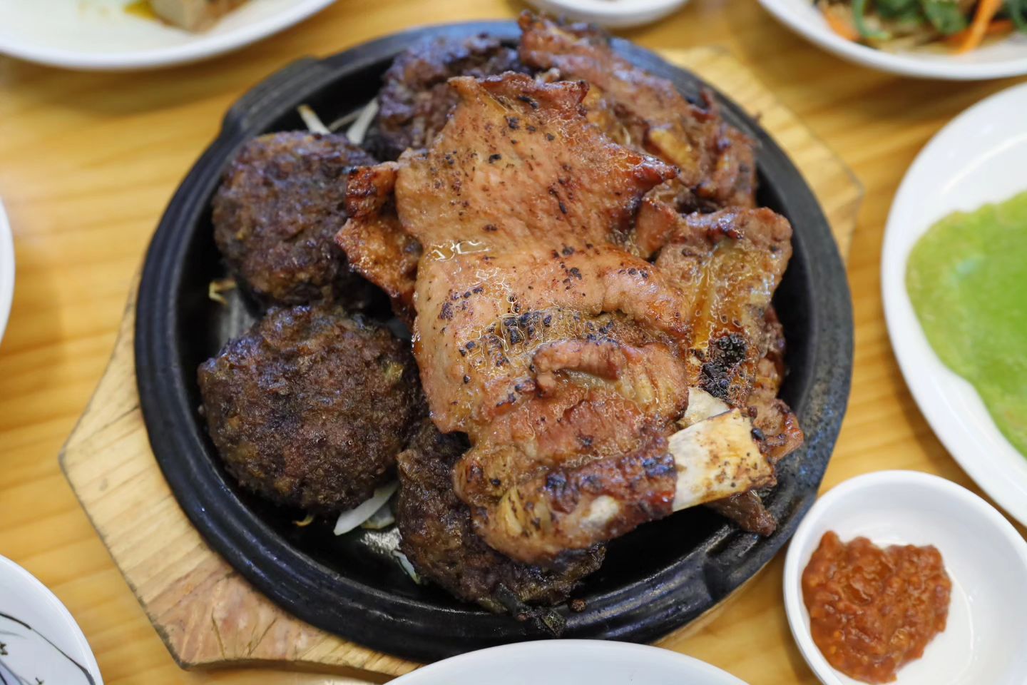 내가 제일 좋아하는 한상근 대통밥
진짜 푸짐하게 잘 나오는데다가
대통밥이 얼마나 맛있는지
하나로는 왠지 부족한 느낌 ㅋㅋㅋ
하지만 다른 반찬과 먹다보면
하나면 충분하구나~ 한다는 ㅋㅋㅋ
오늘도 진짜~ 잘 먹었습니다!!!

#담양맛집 #담양떡갈비 #한상근대통밥집 #담양대통밥원조 #담양돼지갈비 #죽녹원맛집 #담양떡갈비맛집 #담양대통밥
