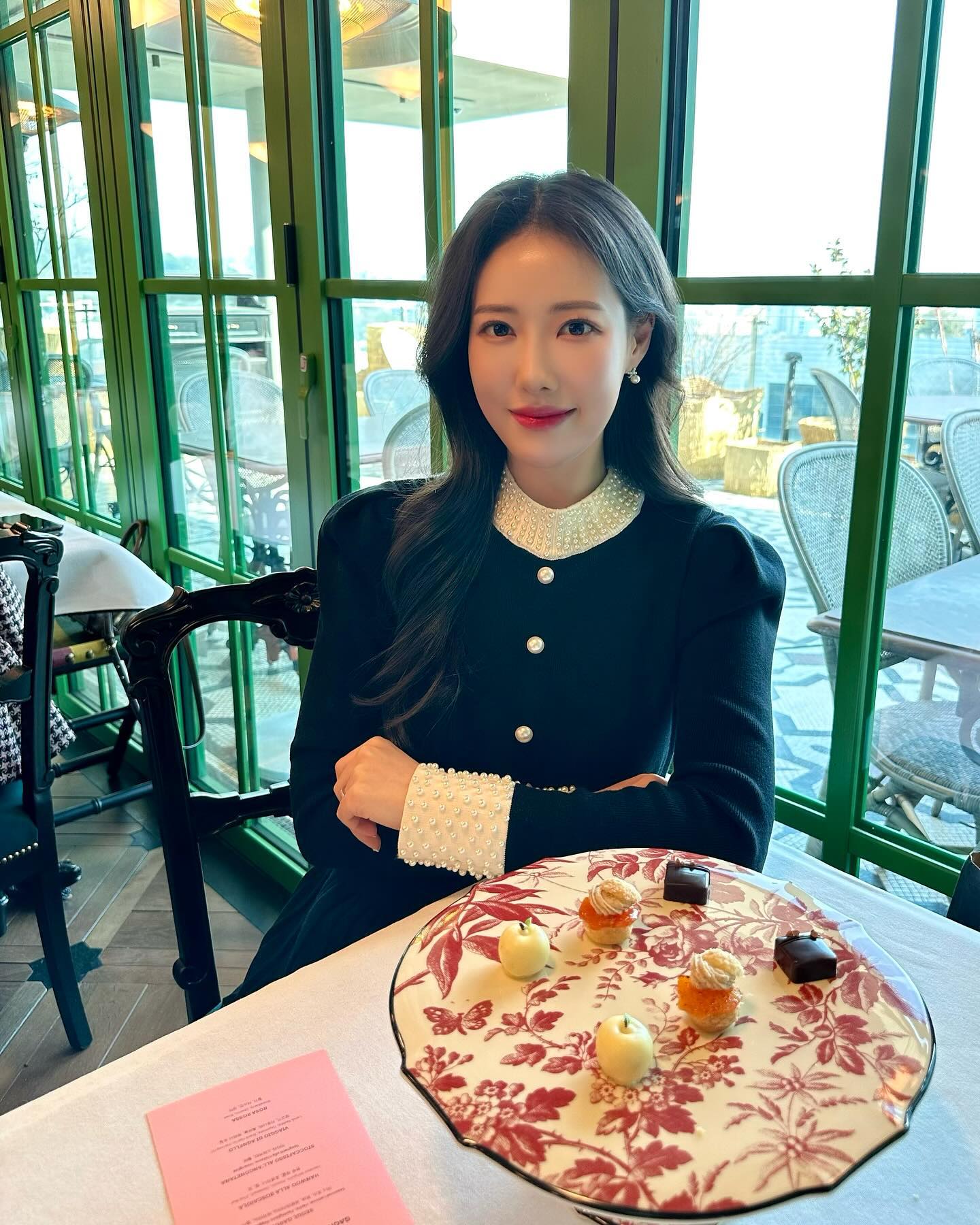 거의 10년만에 만난 일본인 친구와
다녀온 구찌 오스테리아 💚

생각했던 것 보다 인테리어도 예쁘고
플레이팅, 맛도 모두 빠짐없이 좋았지요 !

무엇보다 디저트가 너무 맛있쏘 ,, 🥂✨

📍GUCCI OSTERIA SEOUL
▫️서울 용산구 이태원로 223 6F
▫️매일 12:00 - 22:00 (16-18 브레이크타임)