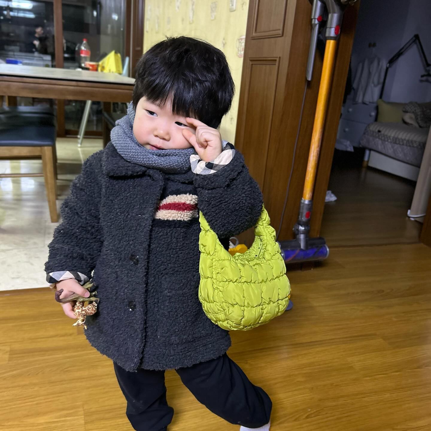 #코스 #초미니퀼티드 #cos #독일직구 #독코스 #35개월아기 #쥐띠아기 #곧만세살 
엄마가방들고 브잇✌🏻
가방떨어질까봐 총총총
기린이랑공룡추워서 엄마가방에넣고 신남신남💃💃