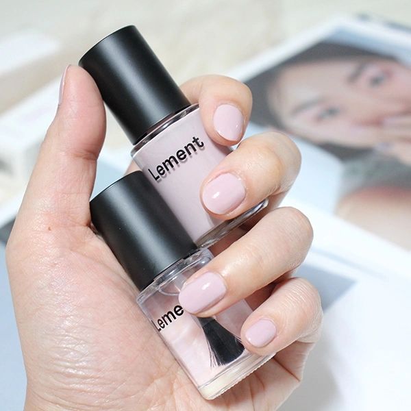 💅

젤네일만 하다가 오랜만에 네일 폴리쉬
채도낮은 톤다운 핑크라 여리여리🩷
.
.
.
#르멘트 #네일폴리쉬 #샌드핑크 #클리어탑코트 #셀프네일 #봄네일 #봄컬러 #매니큐어 #신상네일