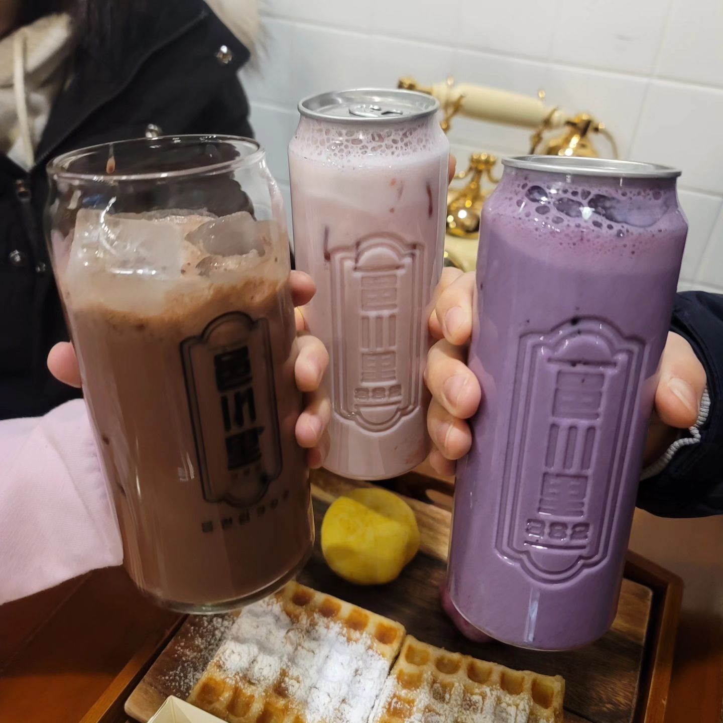 #레트로감성

김장을 마치고, 
오랜만에 아이들 셋과 함께 데이트~

아이들이 자라니, 각자의 스케쥴이 있어서 
셋이 다 뭉치는 것도 쉽지 않다. 
오늘은 모처럼 둘째도 합체-

함께 저녁먹고, 디저트와 음료로 마무리-
레트로 느낌의 카페 발견!

아이들은 옛날 전화기, 사진기 등등 보며 신기해 하네요. ㅎㅎ
음료, 디저트 다 맛나서 기분좋게 먹고 왔지요 ~

#충주카페추천 #읍천리382 #충주연수동카페 #충주디저트카페 #레트로카페