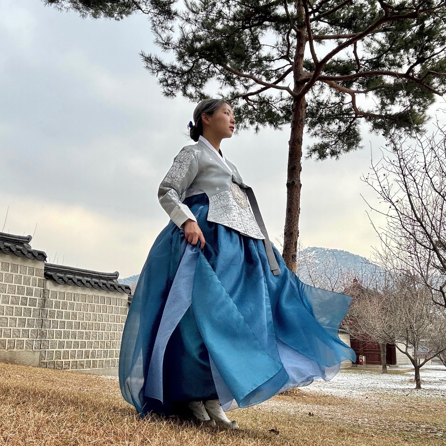 눈+경복궁+한복=🩵
⠀
2025년 첫 피드는 한복으로⋆｡˚ ☁︎ ˚｡⋆｡