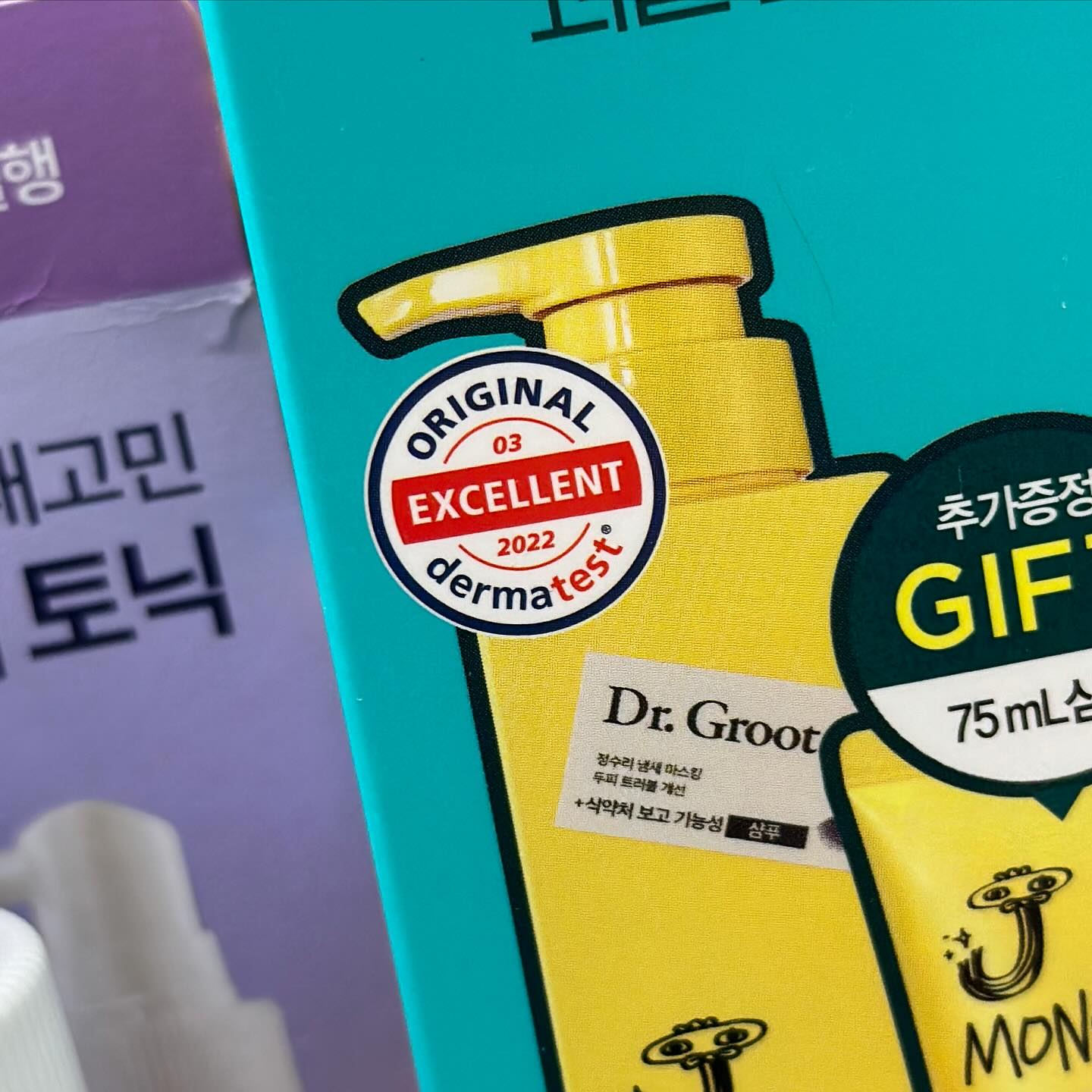 일상 속 더마테스트 !

저번 더마테스트 인증받은 샴푸를 사용하고 나서
늘 속 시원하게 들여다볼 수 없는
두피 건강에 관심이 많이 생겼는데요.

샴푸 제품을 바꿨더니 원래는 두피 건강에
신경쓰셔야겠다는 피드백을 받다가
두피 건강이 좋아졌다는 말씀을 해주시더라구요-

피부 관리보다 어려운게 두피관리인데
어떻게 관리하고 계시냐며 ㅎㅎ

더마테스트로 제품력 확인하고 나니
이제는 다른 제품도 더마테스트 인증을
받은 제품들로 구매해봐야겠다는 생각이 절로!

더 자세한 정보는 여기서 ➩ dermatest_korea